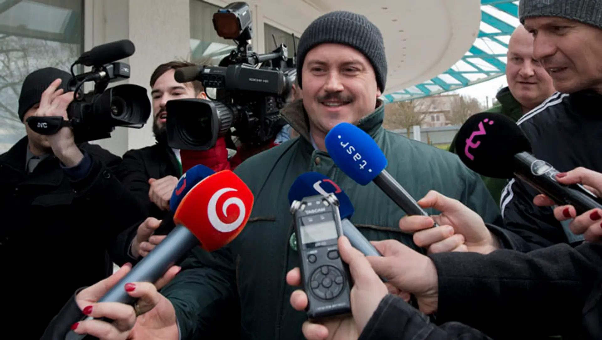 Na snímke predseda Ľudovej strany Naše Slovensko Marián Kotleba pred televíznou debatou v TV Markíza.