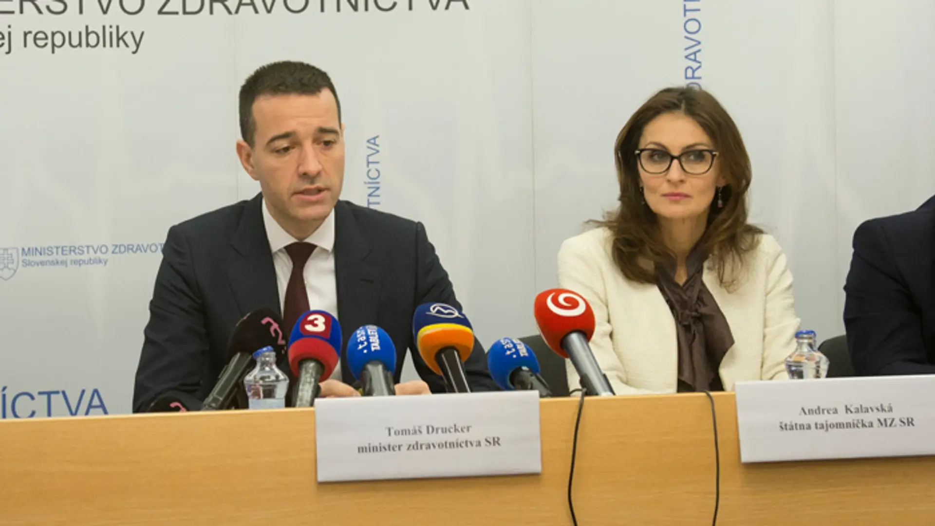Minister zdravotníctva Tomáš Drucker a štátna tajomníčka Andrea Kalavská.