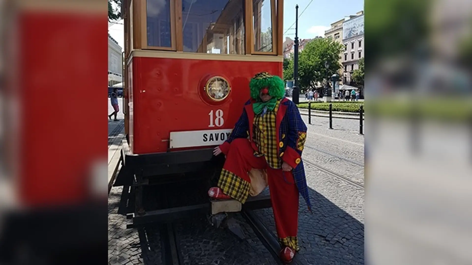 Klaun pri historickej električke.