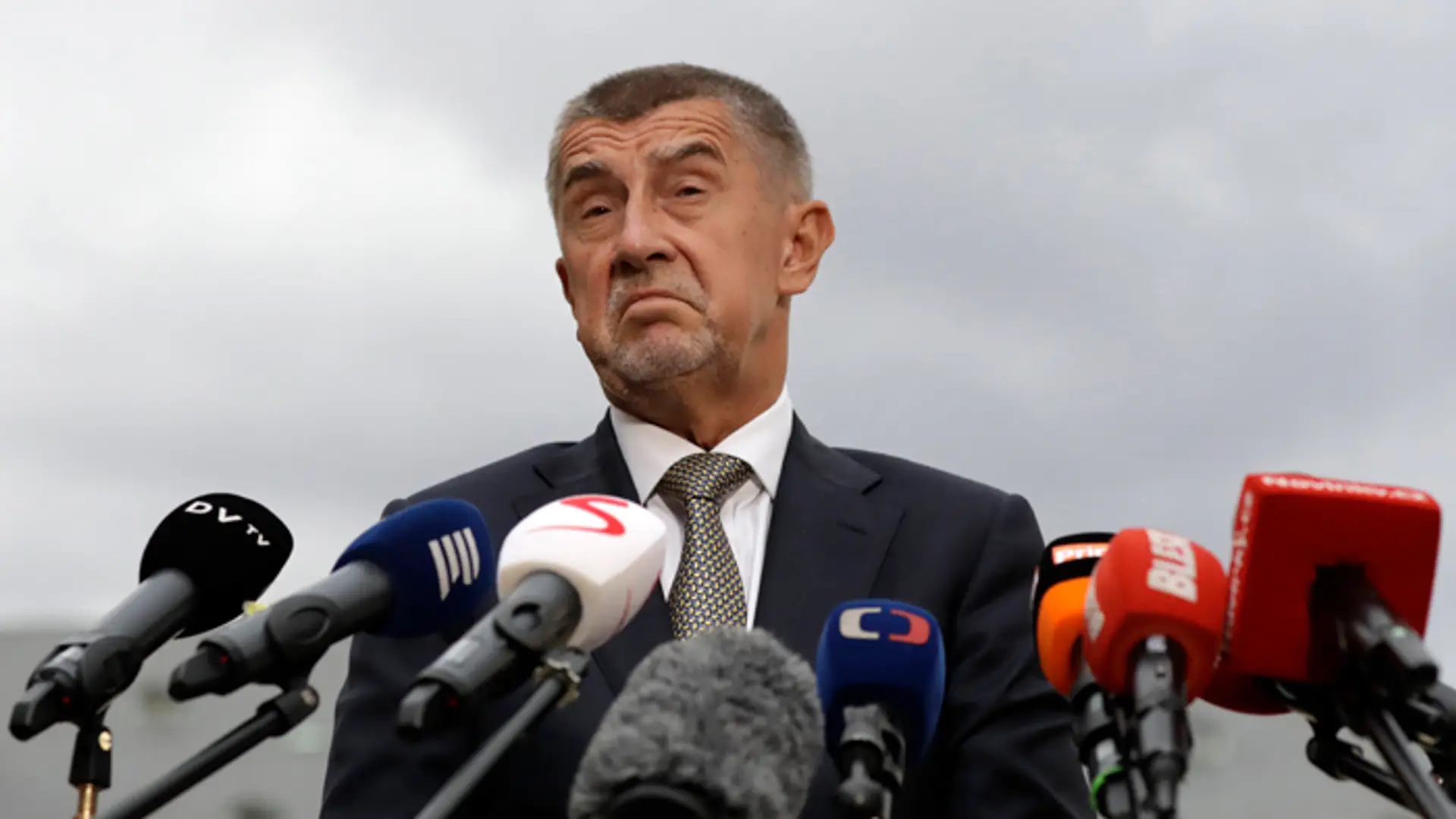 Vľavo Michal Helik (Krakov) a Marko Divkovič (Dunajská Streda) strieľa gól.