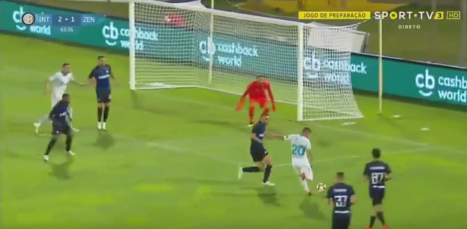 Róbert Mak vs. Inter Miláno.