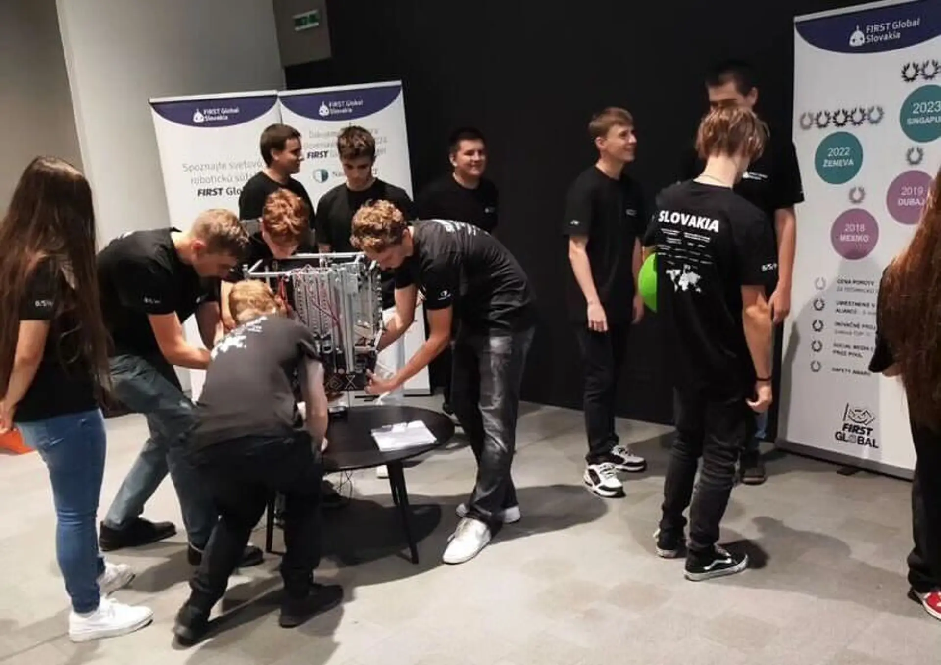 Slovenskí študenti, ktorí zostavili prototyp robota.
