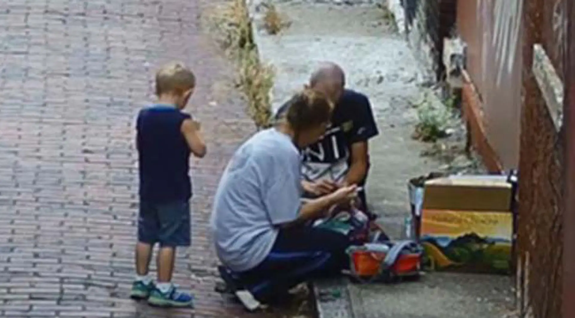 Kamera zachytila matku, ktorá si pred očami synčeka (4) pichala heroín