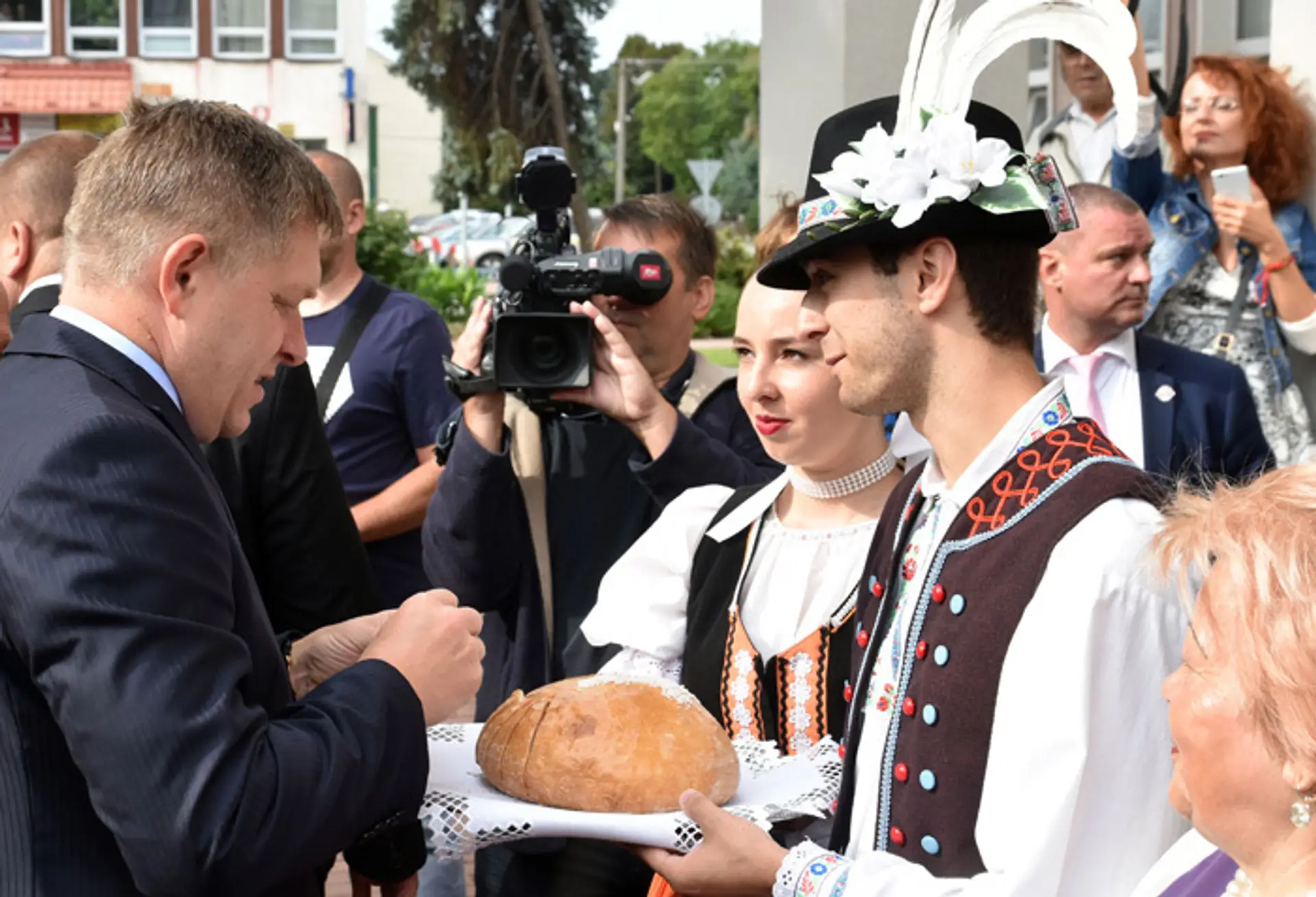 Roberta Fica vítajú tradične chlebom a soľou pred Mestským kultúrnym strediskom v Sobranciach. 