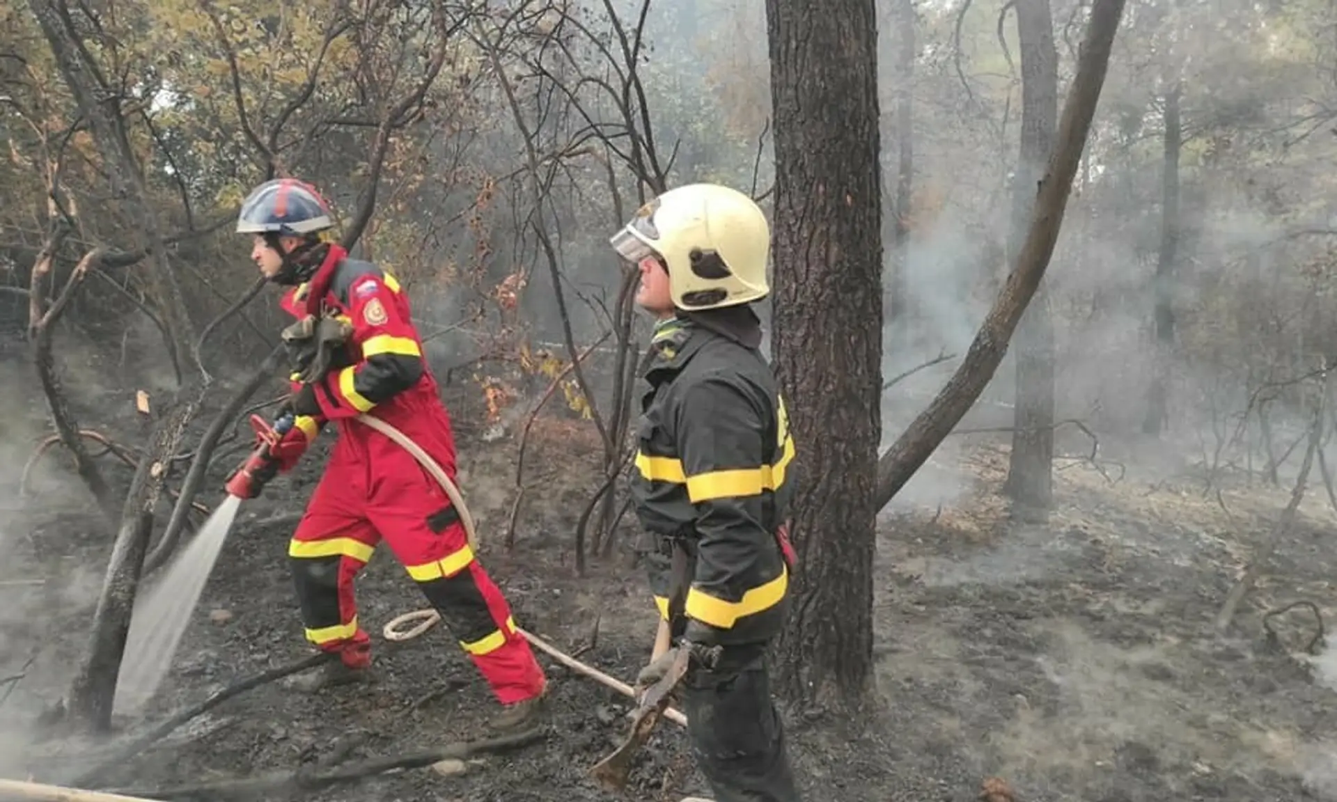 Slovenskí hasiči bojujú s ohňom v Grécku