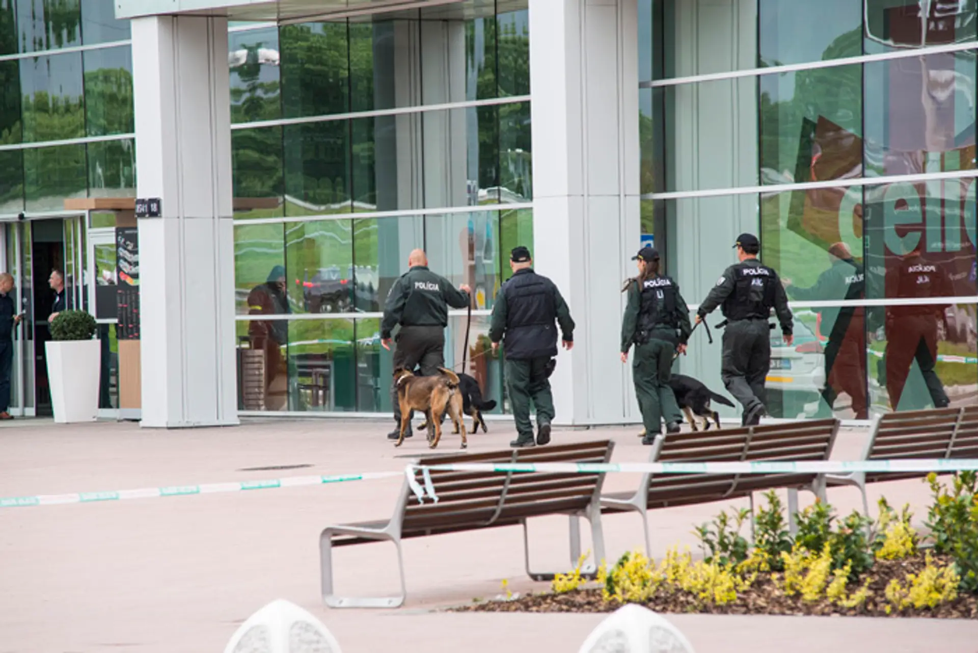 Policajti so psami prehľadávajú bratislavský Aupark.