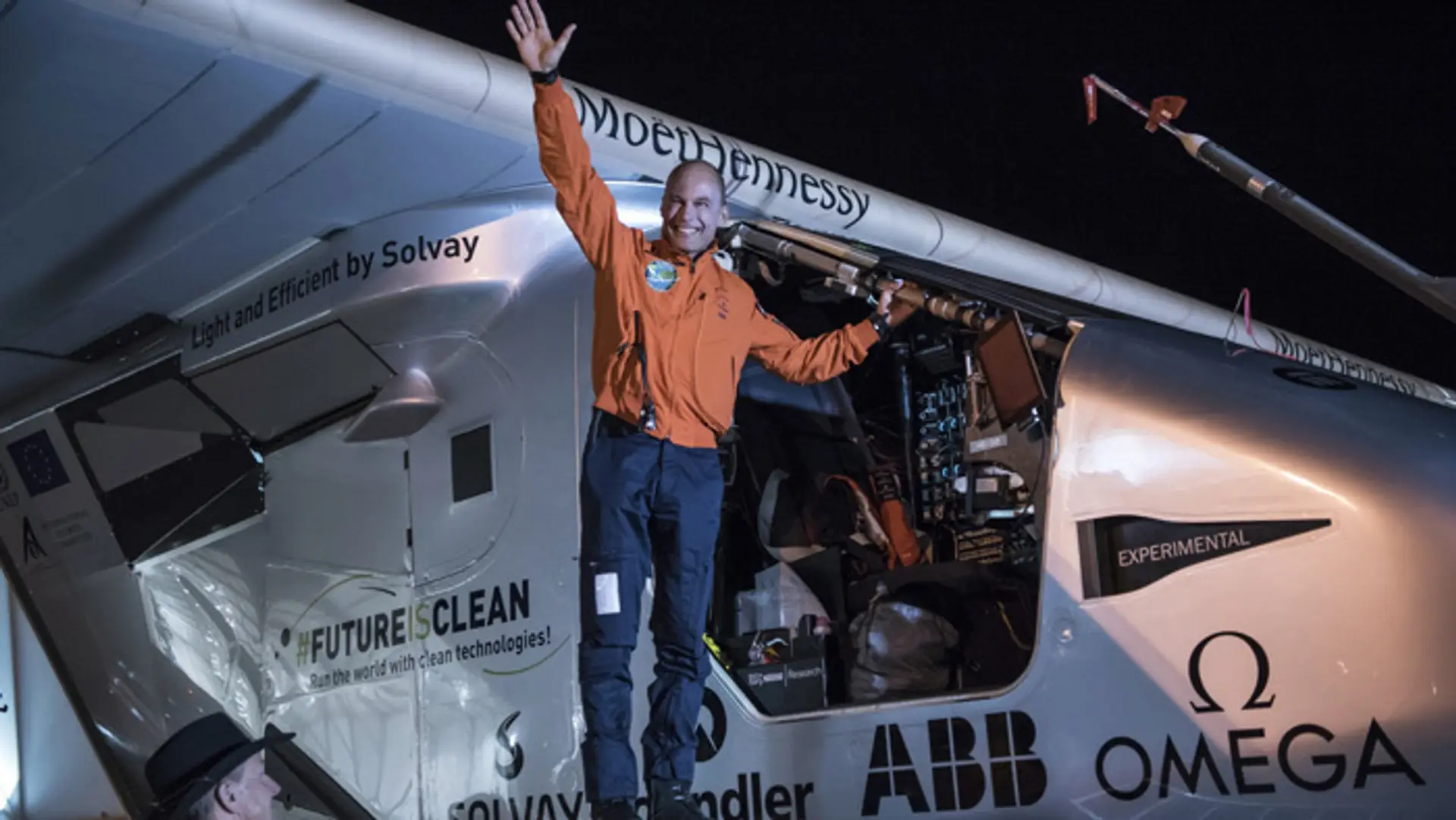 Na snímke Bertrand Piccard máva divákom pred vzlietnutím experimentálneho lietadla Solar Impulse 2.