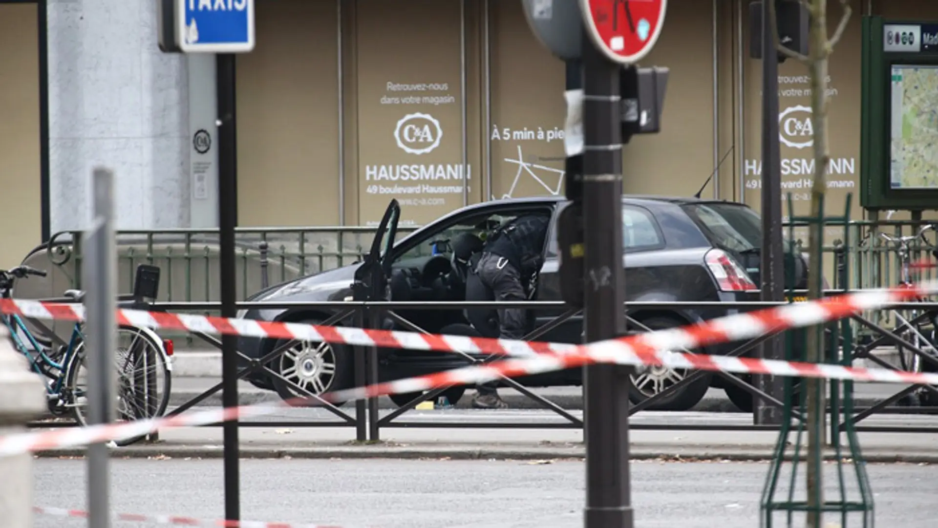 Jednu z najznámejších ulíc v Paríži uzatvorili kvôli možnému bombovému výbuchu.
