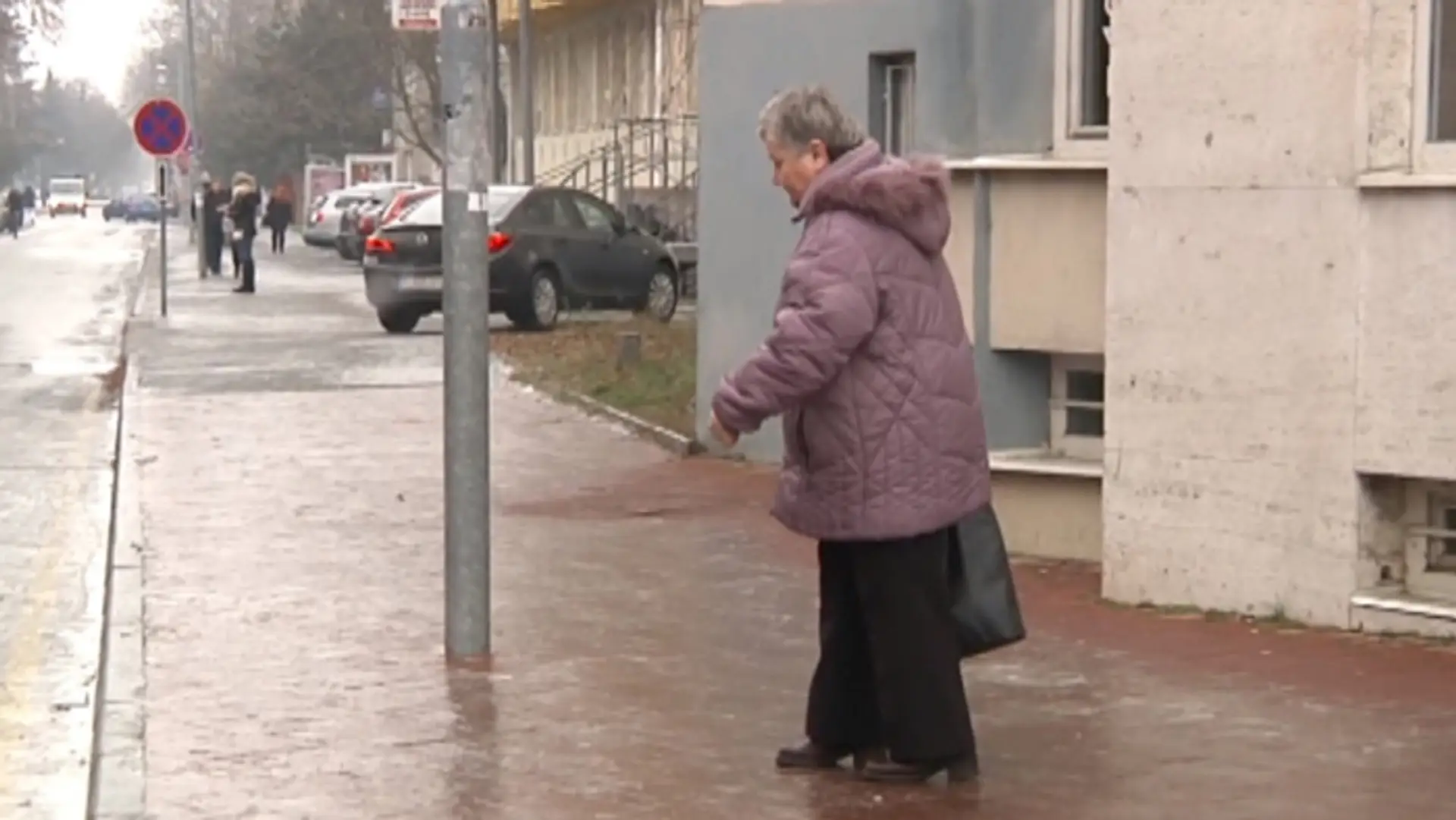 Chodík pred poštou Michalovciach bol jedno klzisko.