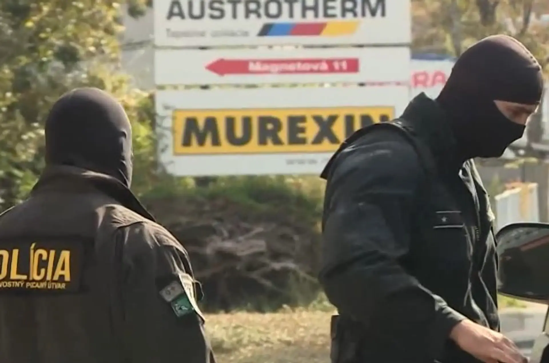 Na snímke policajti NAKA počas zásahu. 