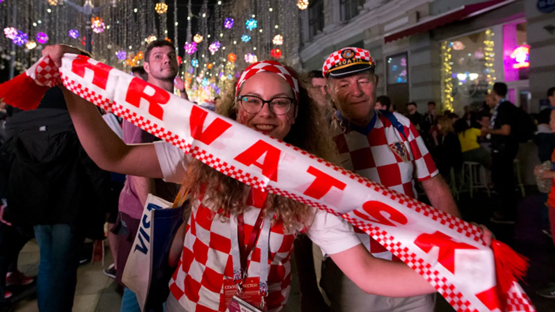 Radujúci sa chorvátski fanúšikovia v Moskve po postupe národného tímu do finále MS.