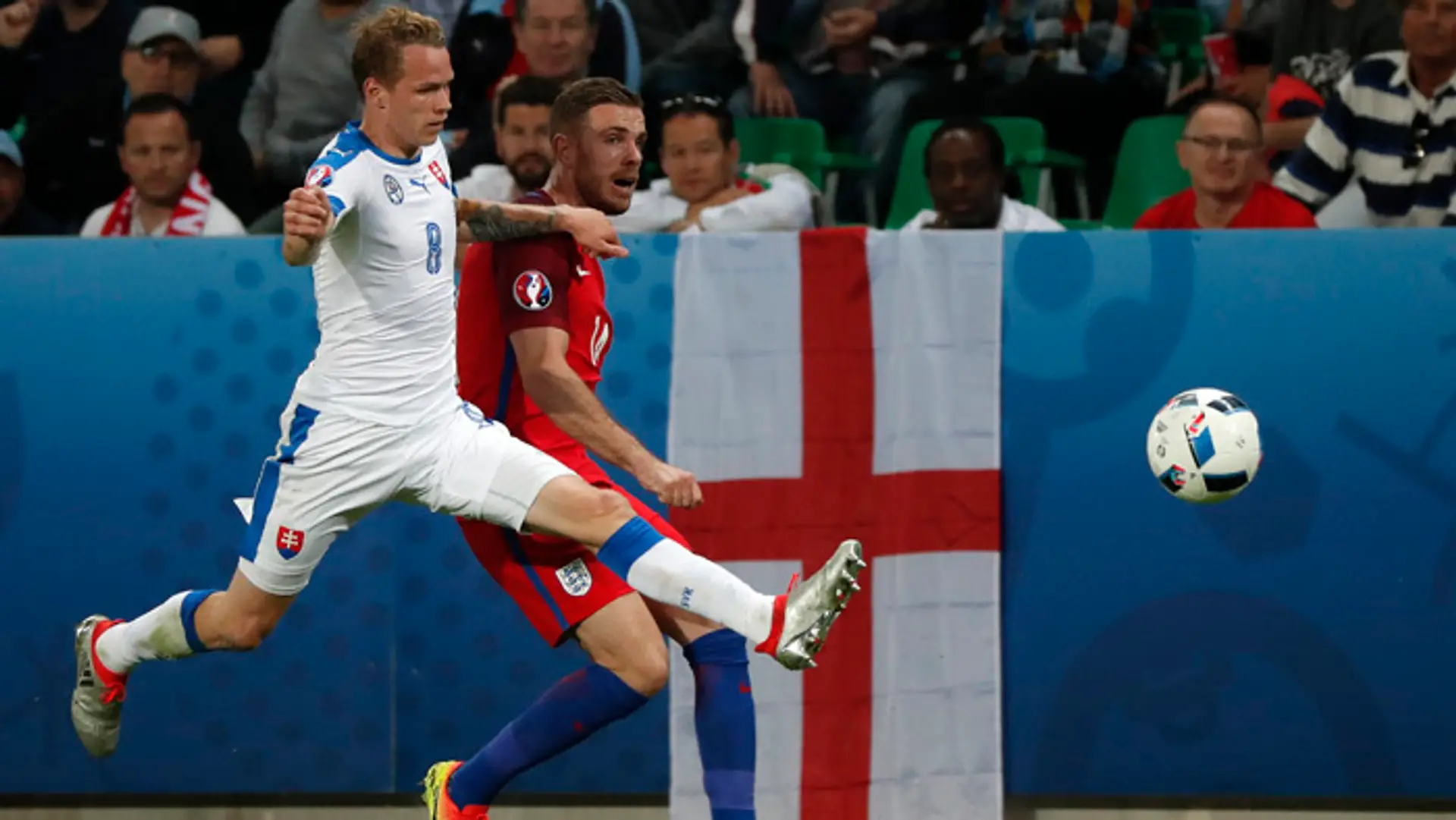 Ondrej Duda (vľavo) a Jordan Henderson (Anglicko).