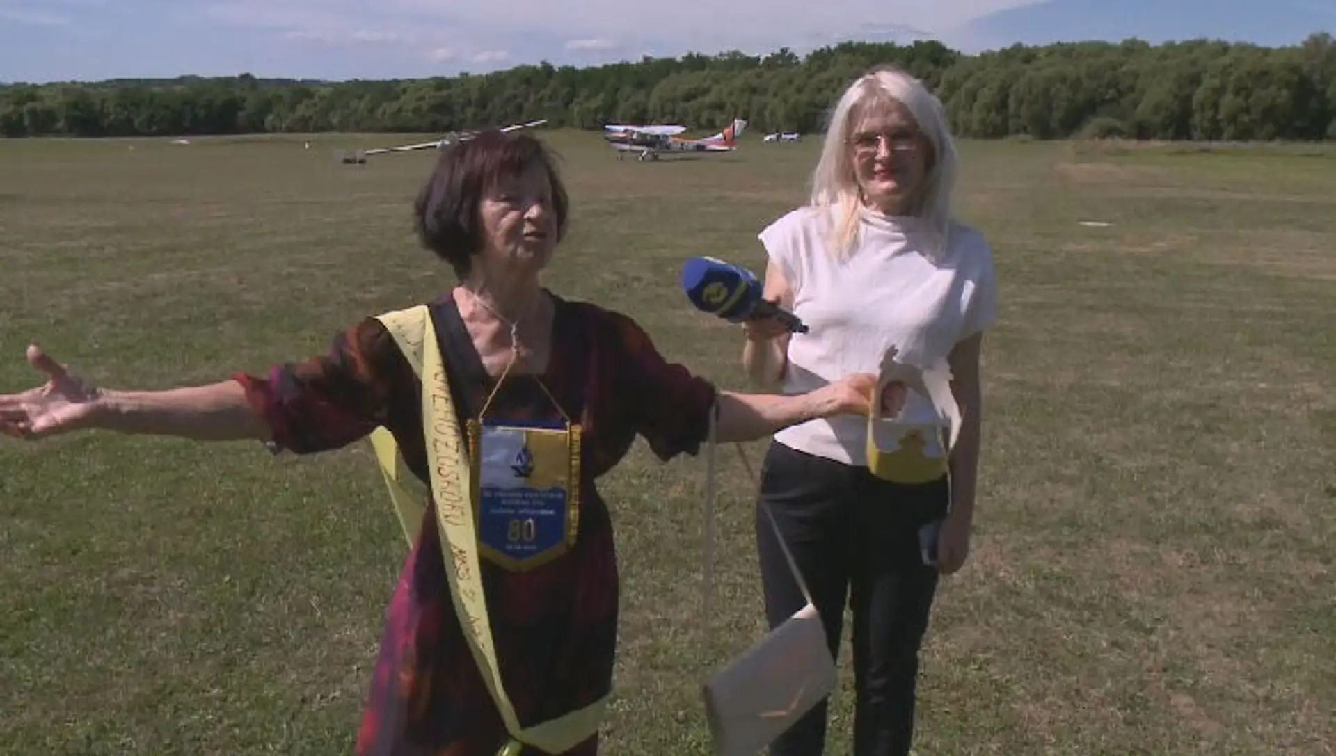 Na snímke Zuzana Mrenicová, ktorá má 81 rokov a skočila s padákom. 