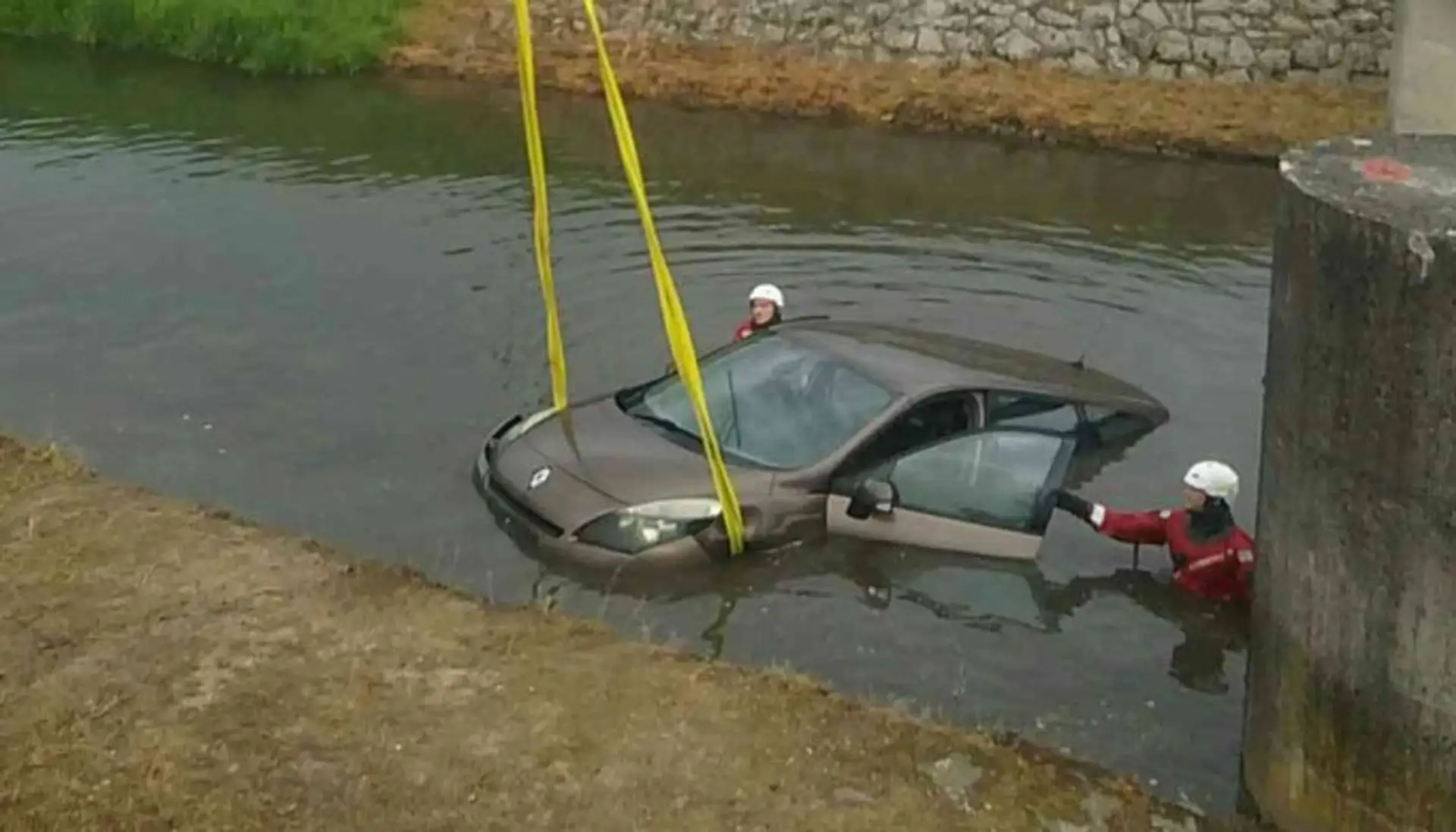 FOTO: Nečakaný incident pri parkovaní. V Bánovciach nad Bebravou skončilo auto v potoku