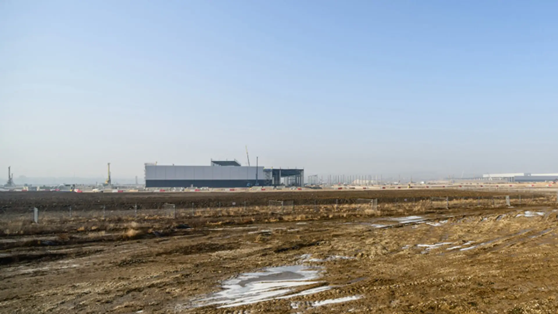 Výstavba závodu Jaguar Land Rover v strategickom parku v obci Mlynárce.