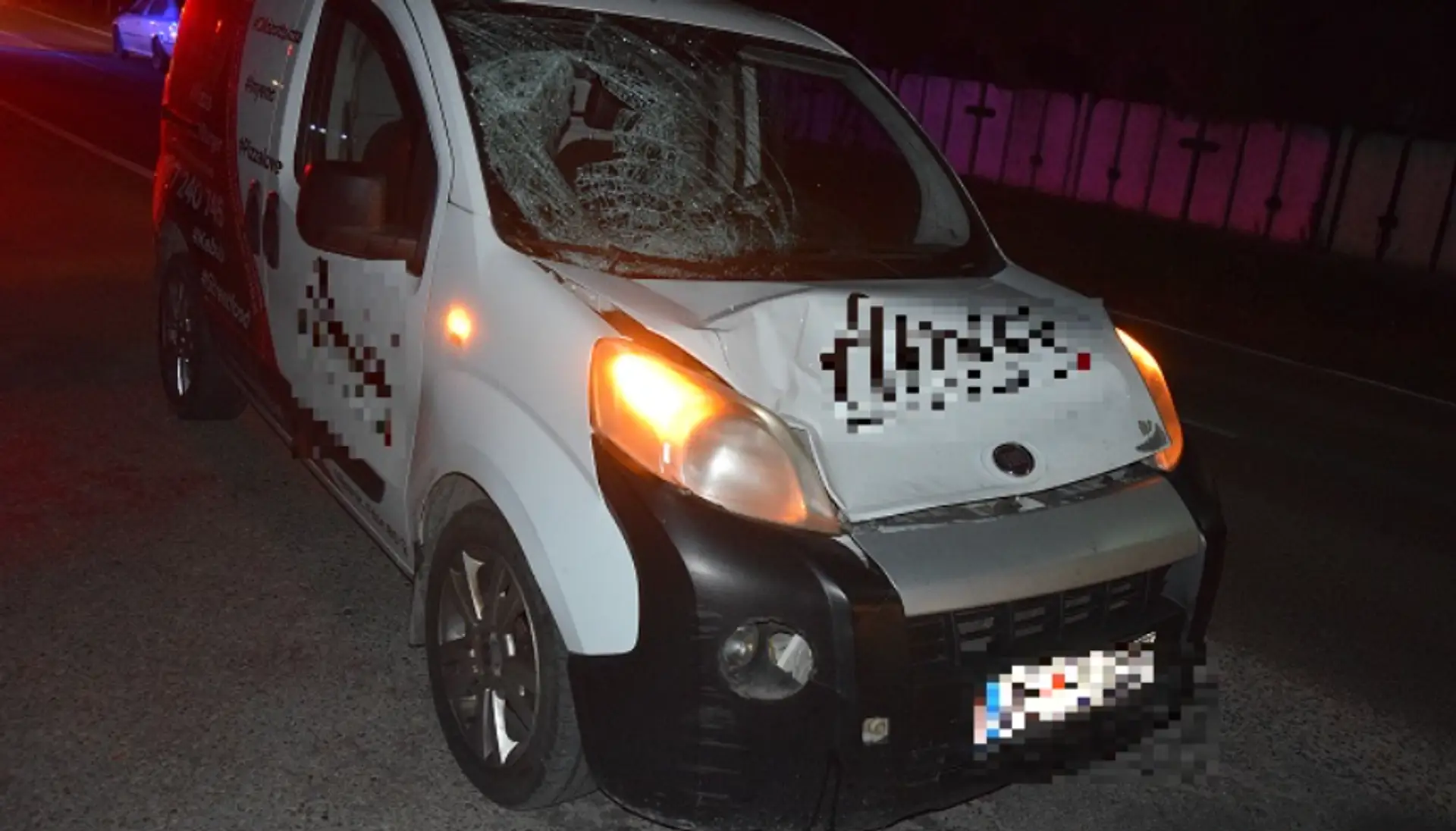 Na snímke auto, ktoré zrazilo opitého chodca.