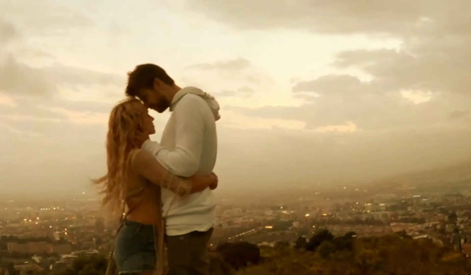 Shakira a Piqué vo videoklipe Me Enamoré