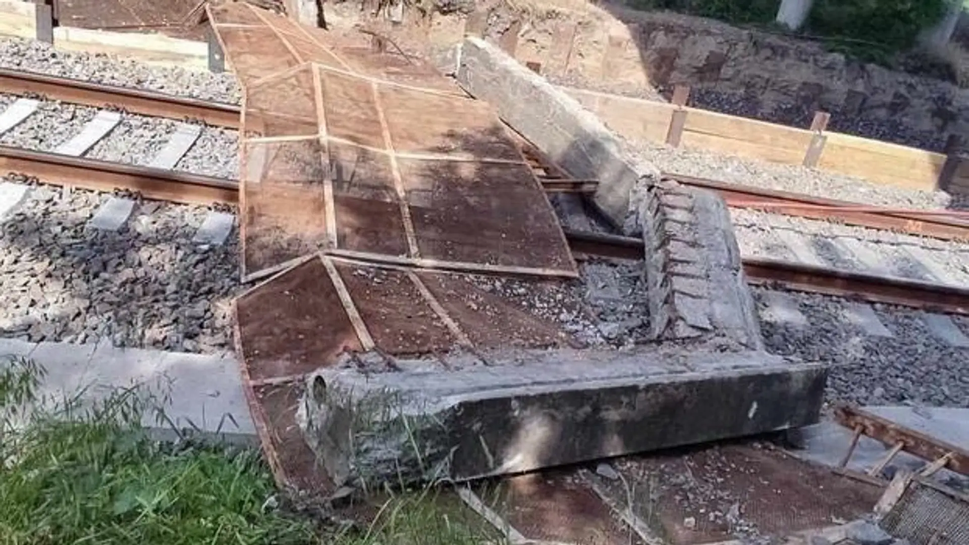 FOTO: Pád mosta na západnom Slovensku. Časť sa zrútila na železničnú trať