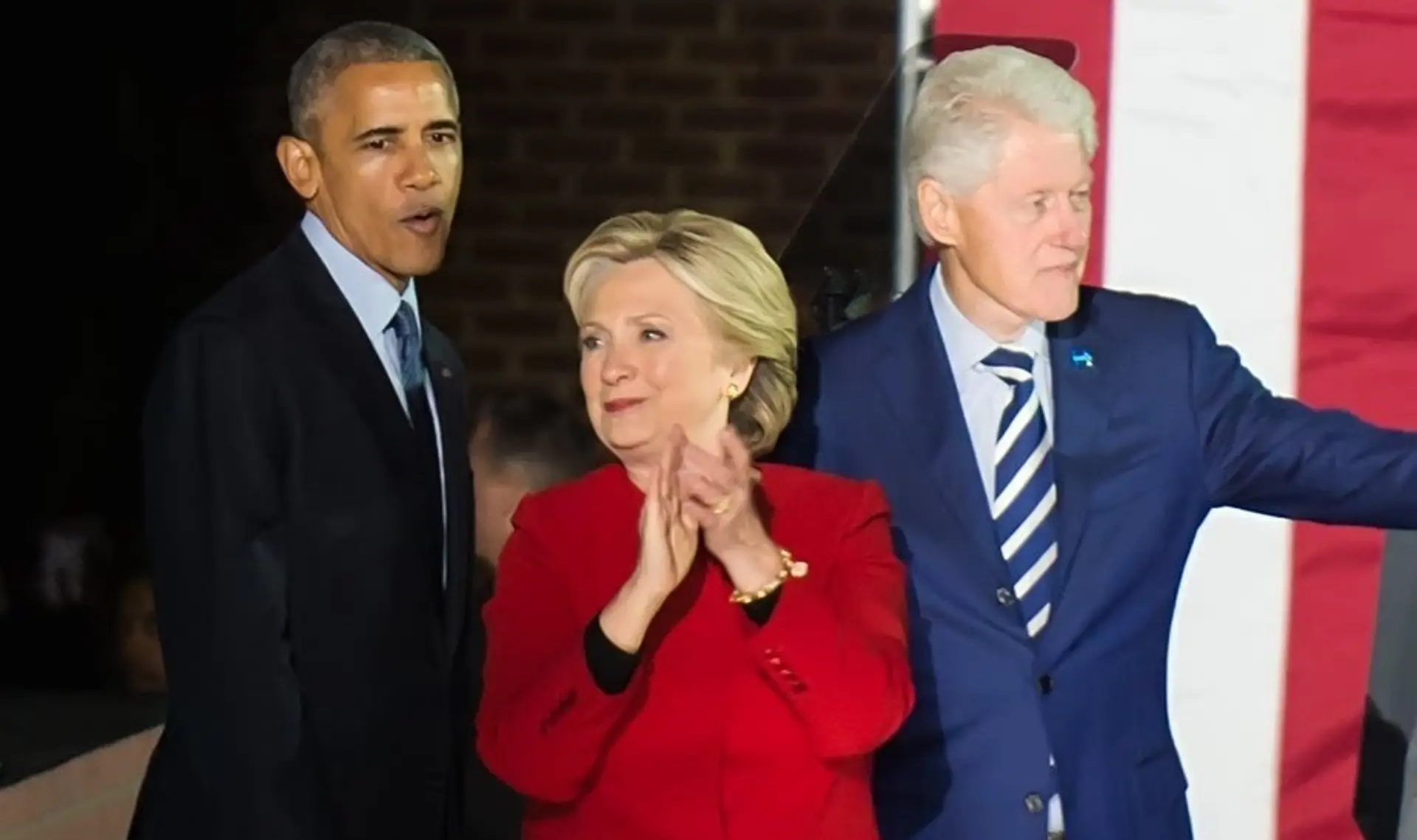 Barack Obama a manželia Hillary a Bill Clintonovci na archívnej snímke z roku 2016.