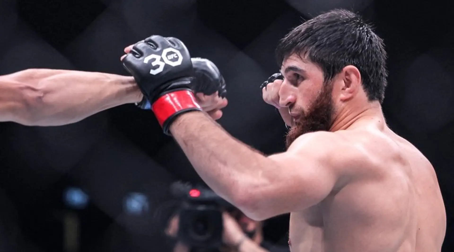 Novým šampiónom poloťažkej váhy UFC sa stal Magomed Ankalaev. 