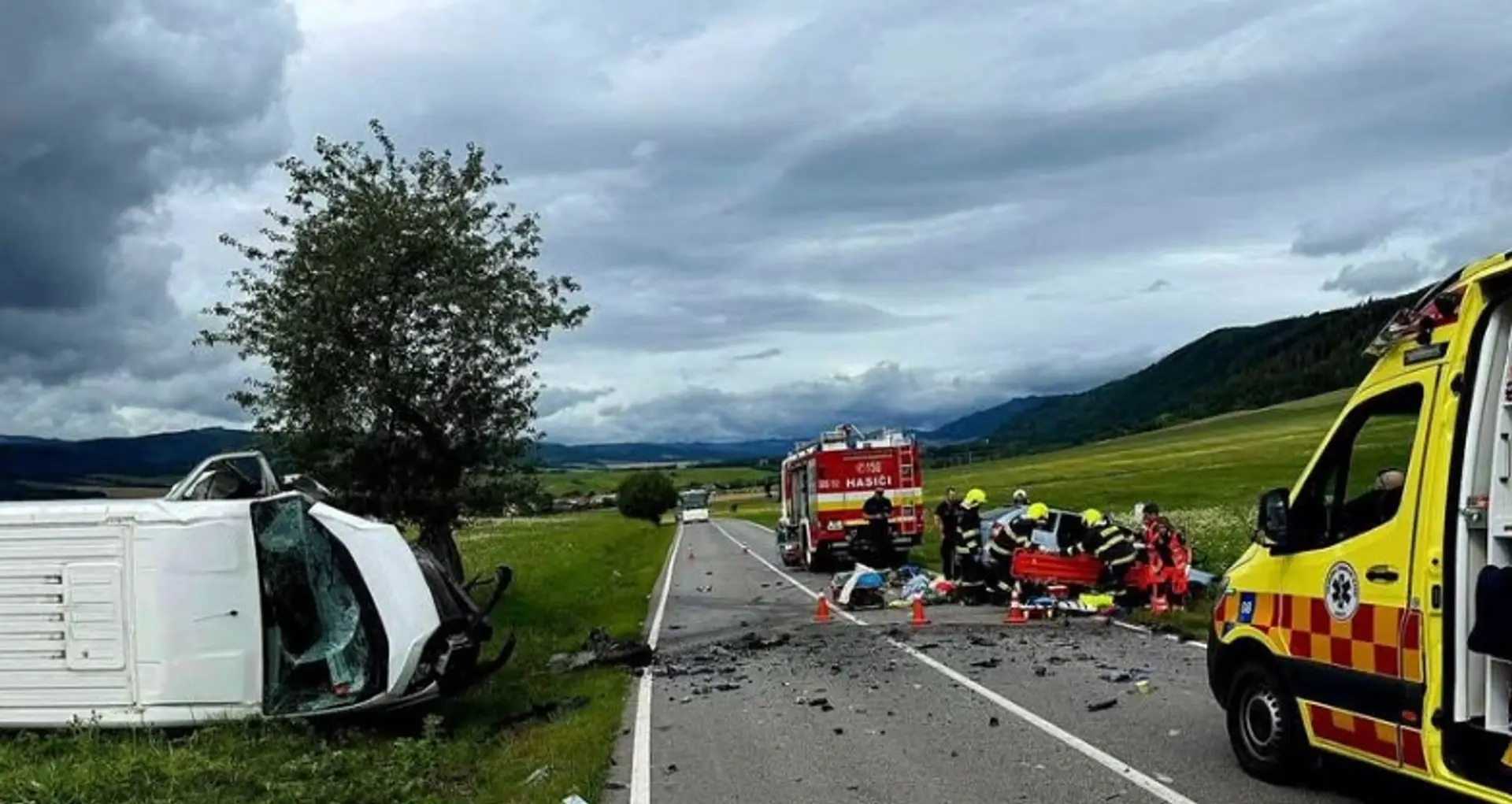 Na snímke havarované autá po čelnej nehode neďaleko Popradu.