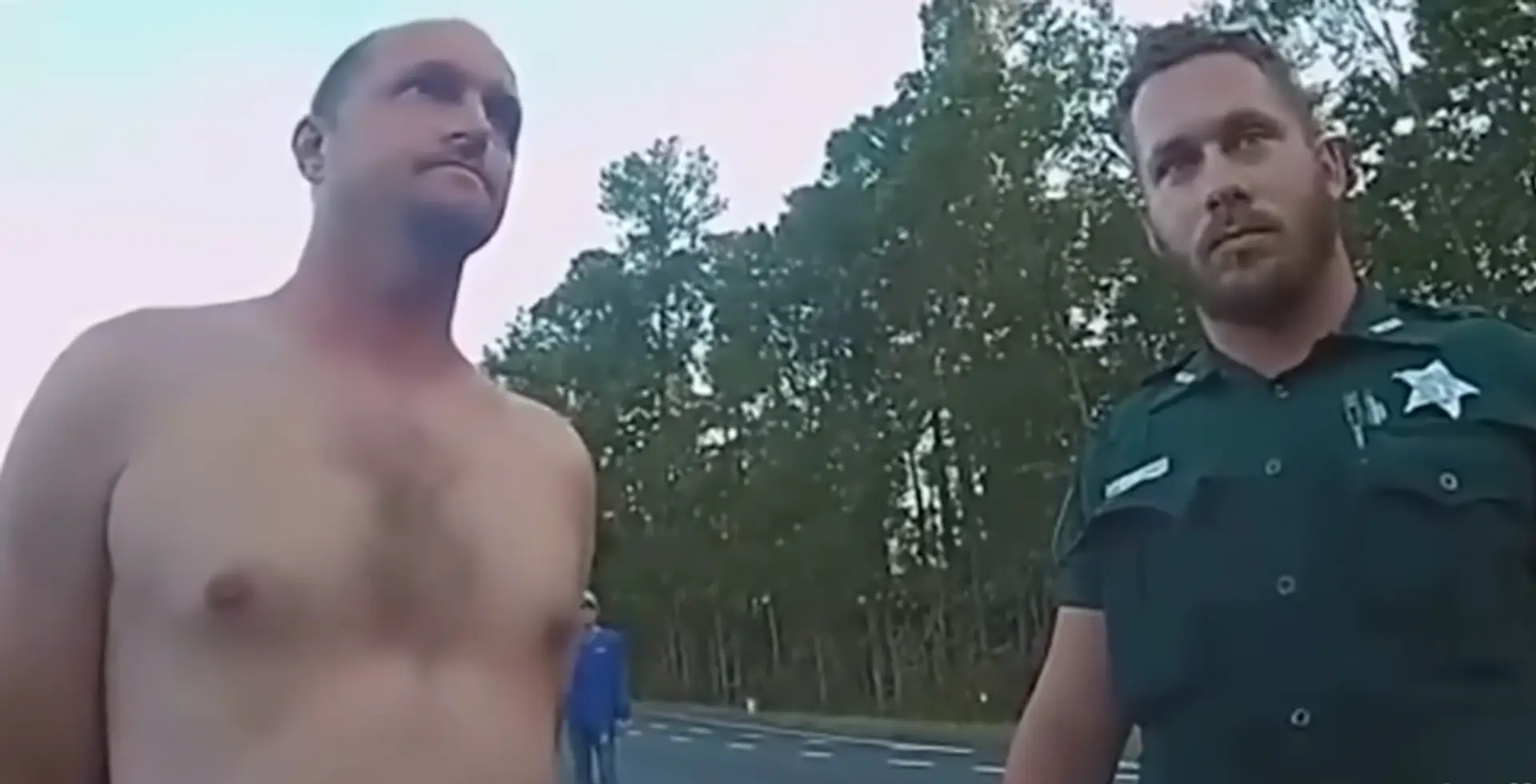 Jeden z aktérov s policajtom.