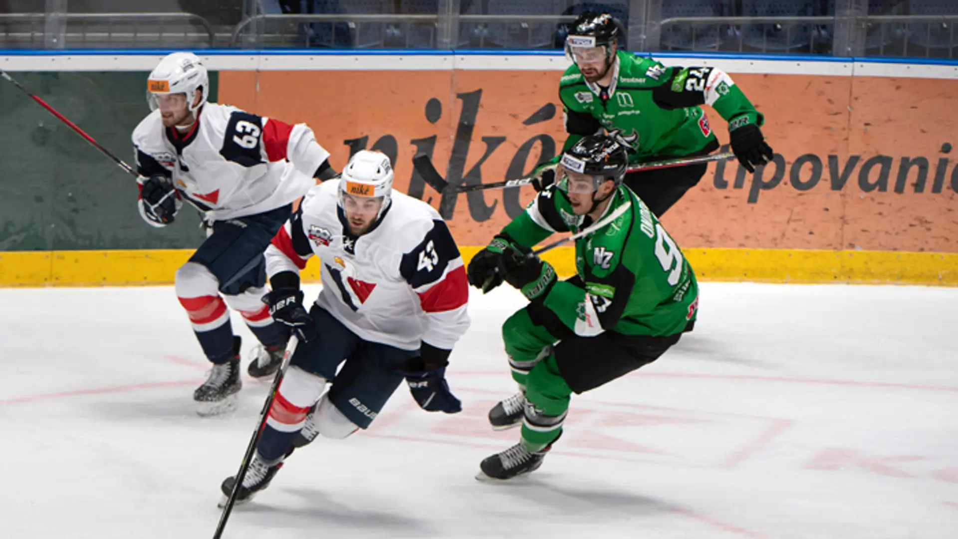 Patrik Maier (Slovan) a vpravo Richard Ondrušek (Nové Zámky).