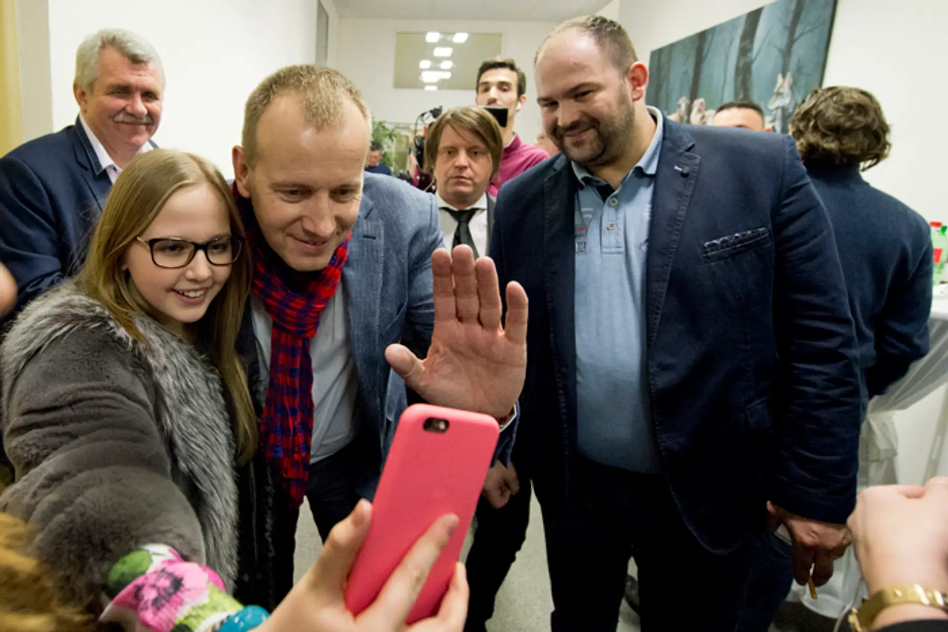 Predseda hnutia Sme Rodina Boris Kollár s dcérou počas volebnej noci.