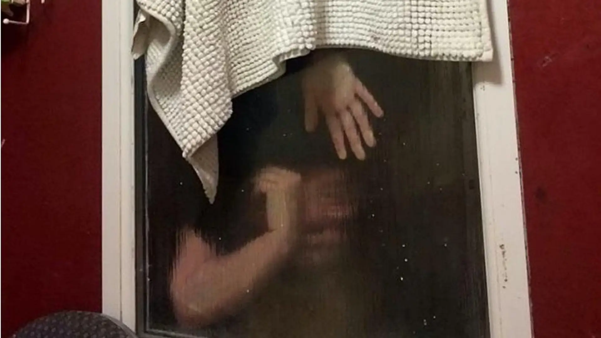Žena sa zasekla v okne. 