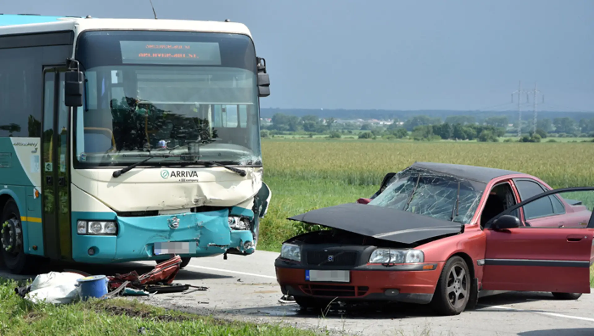 Nehoda dvoch osobných áut a autobusu v katastri obce Bačkov.
