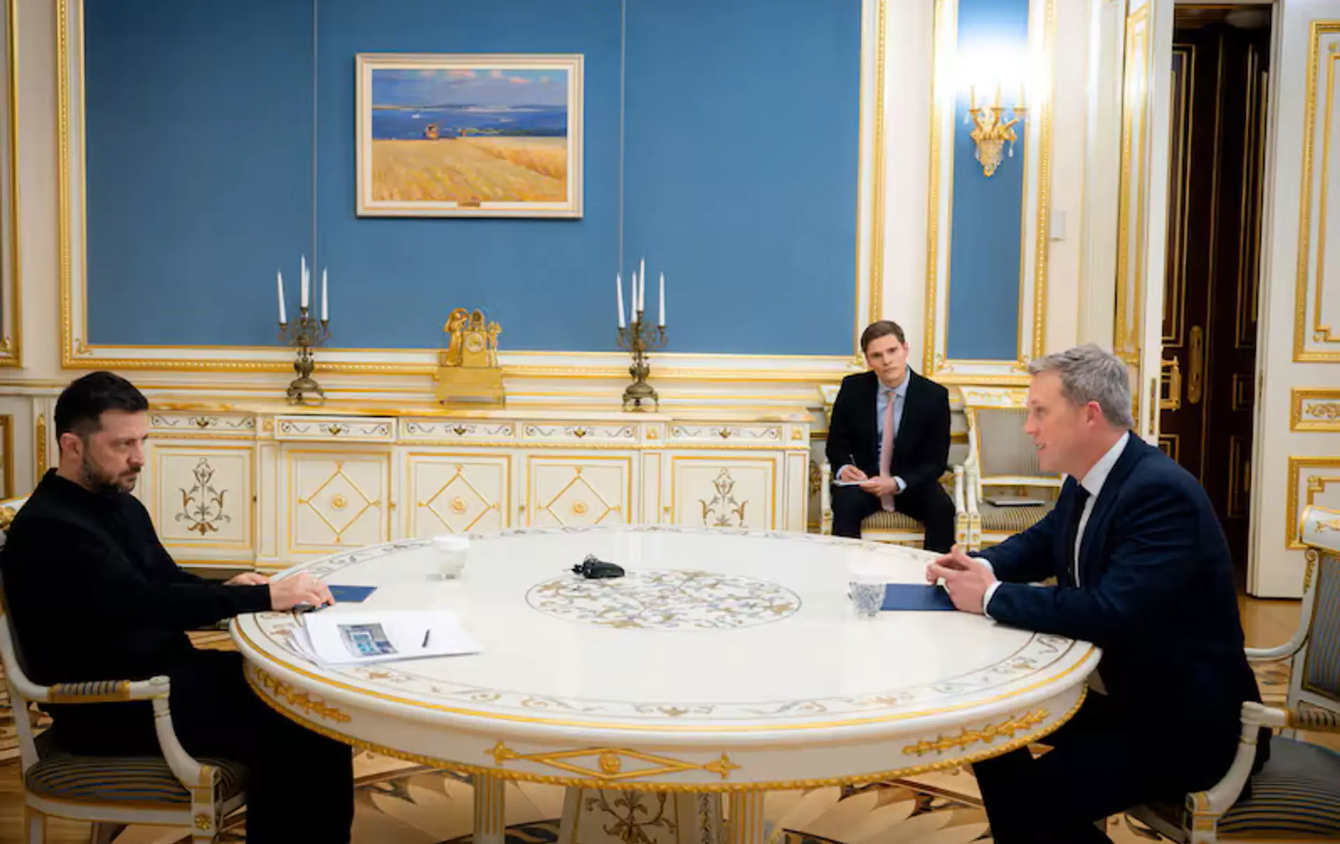 Na tejto fotografii, ktorú 20. novembra 2025 zverejnila tlačová služba ukrajinského prezidenta, ukrajinský prezident Volodymyr Zelenskyj (vľavo) na stretnutí s tajomníkom amerického ministerstva obrany Danielom Driscollom v Kyjeve.