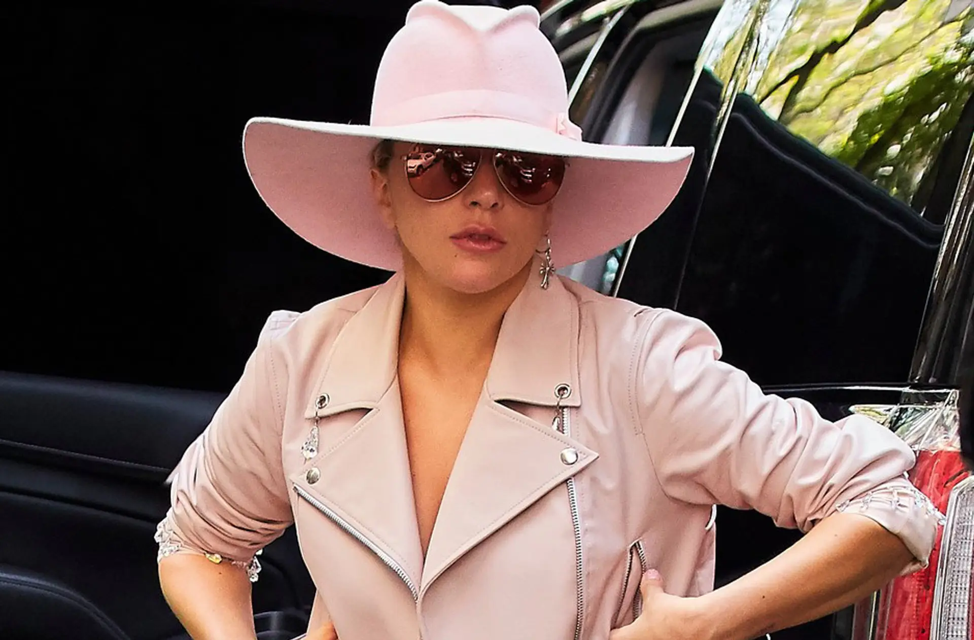 Lady Gaga v kratučkých šortkách