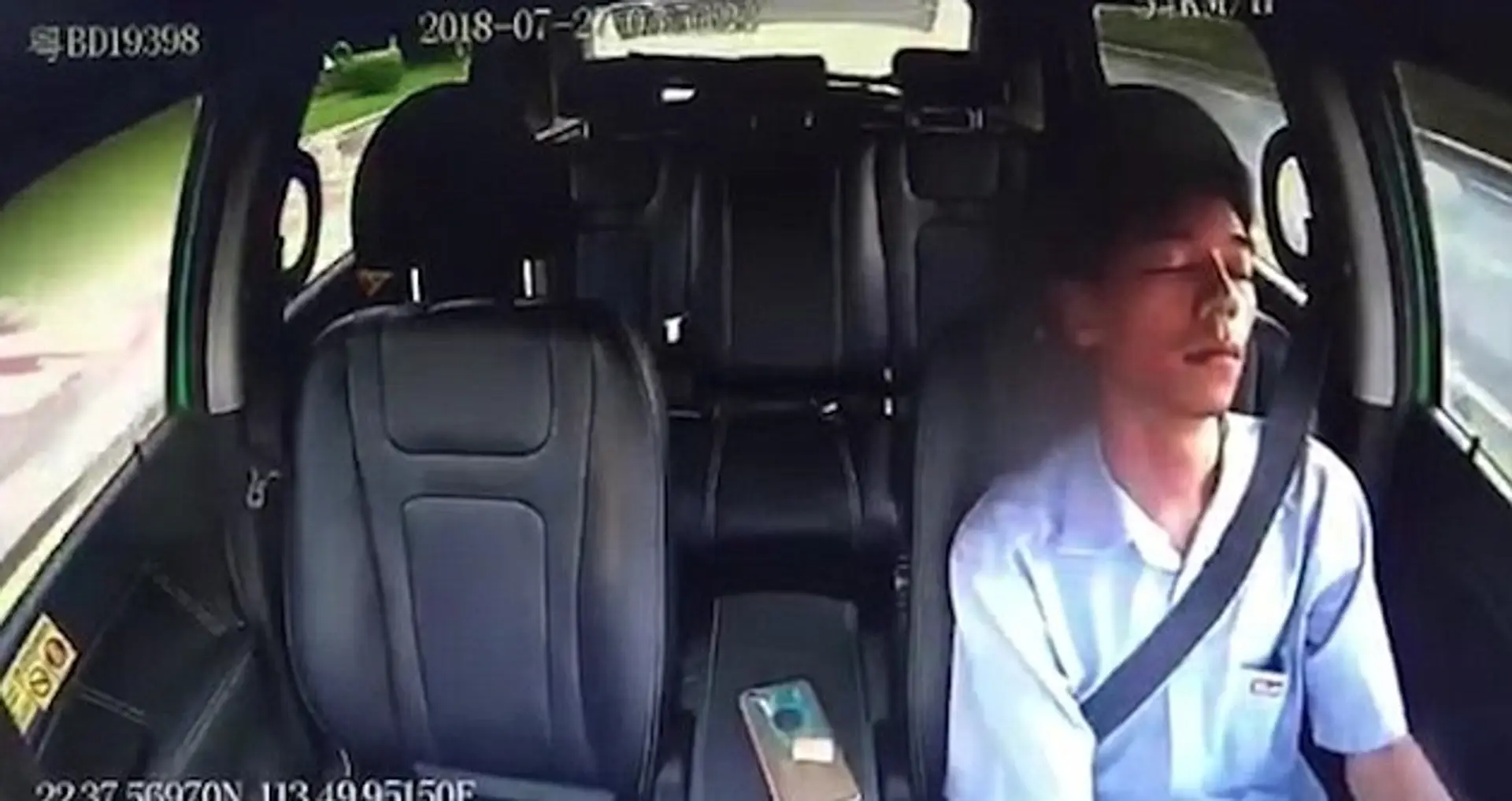 Spiaci taxikár v idúcom aute v Číne