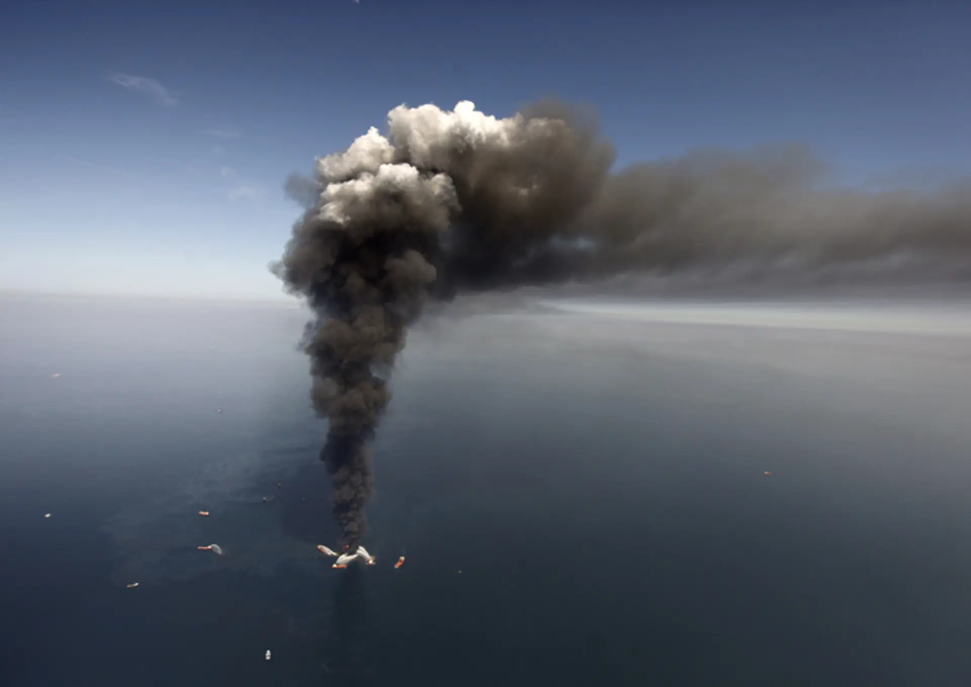 Obrovský kúdol dymu po explózii z vrtnej súpravy Deepwater Horizon v Mexickom zálive. (21. apríla 2010)