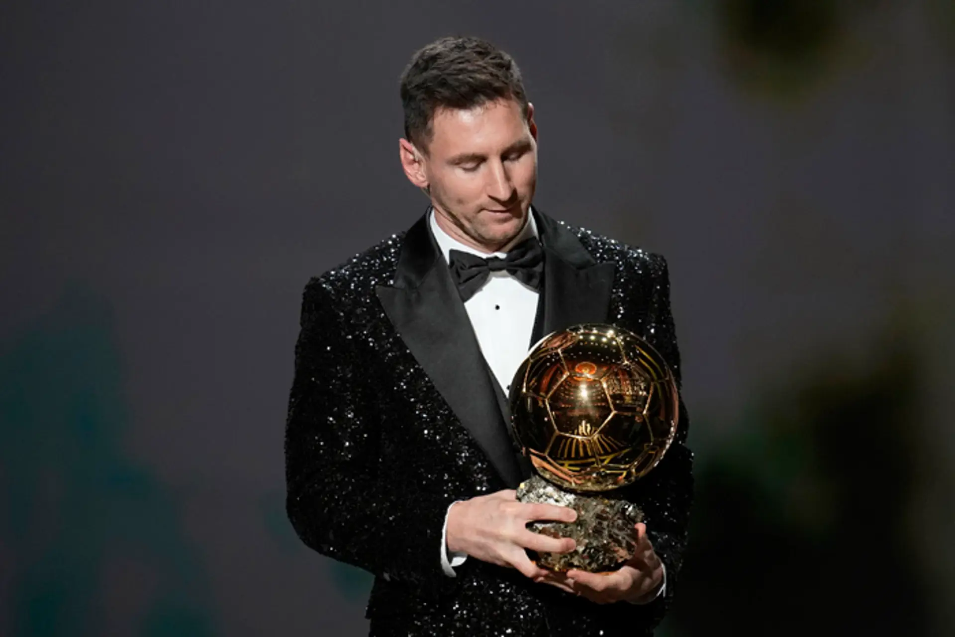 Lionel Messi s trofejou pre víťaza Zlatej lopty 2021.
