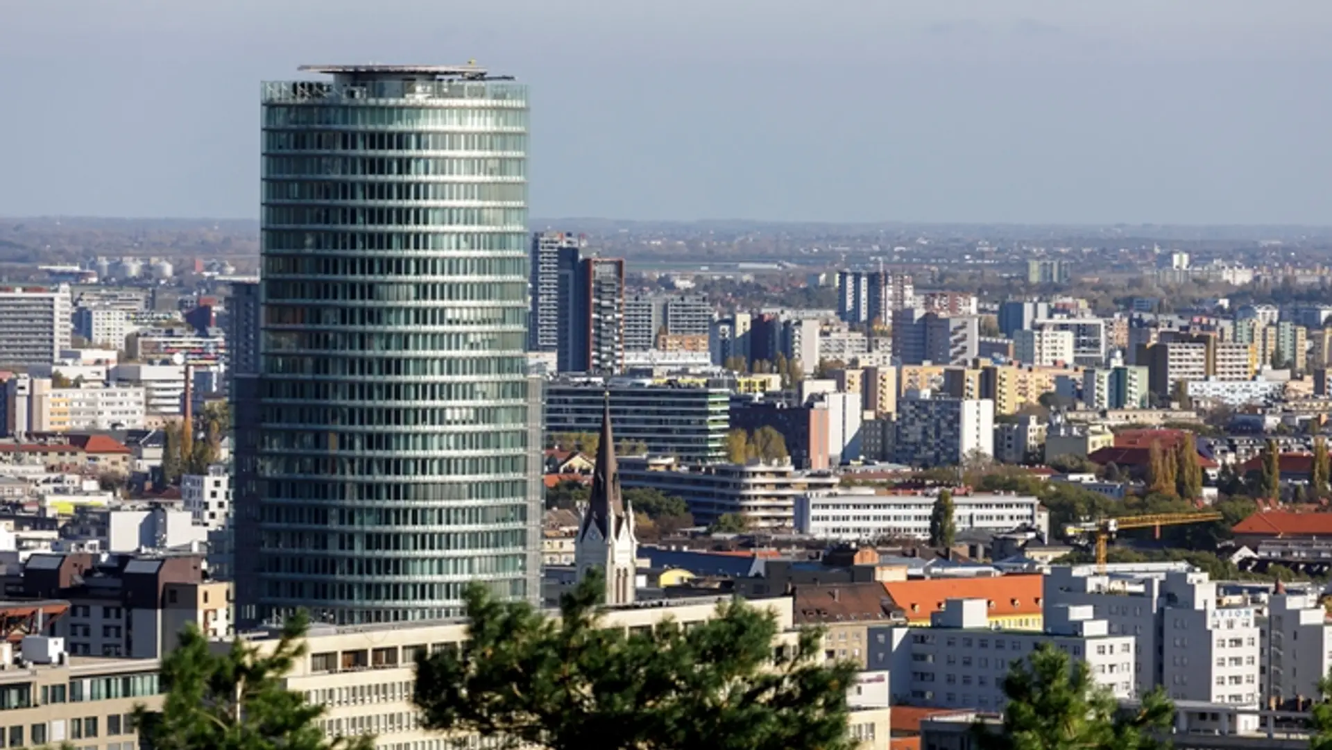 Na snímke pohľad na budovu Národnej banky Slovenska z vojnového pamätníka Slavín  