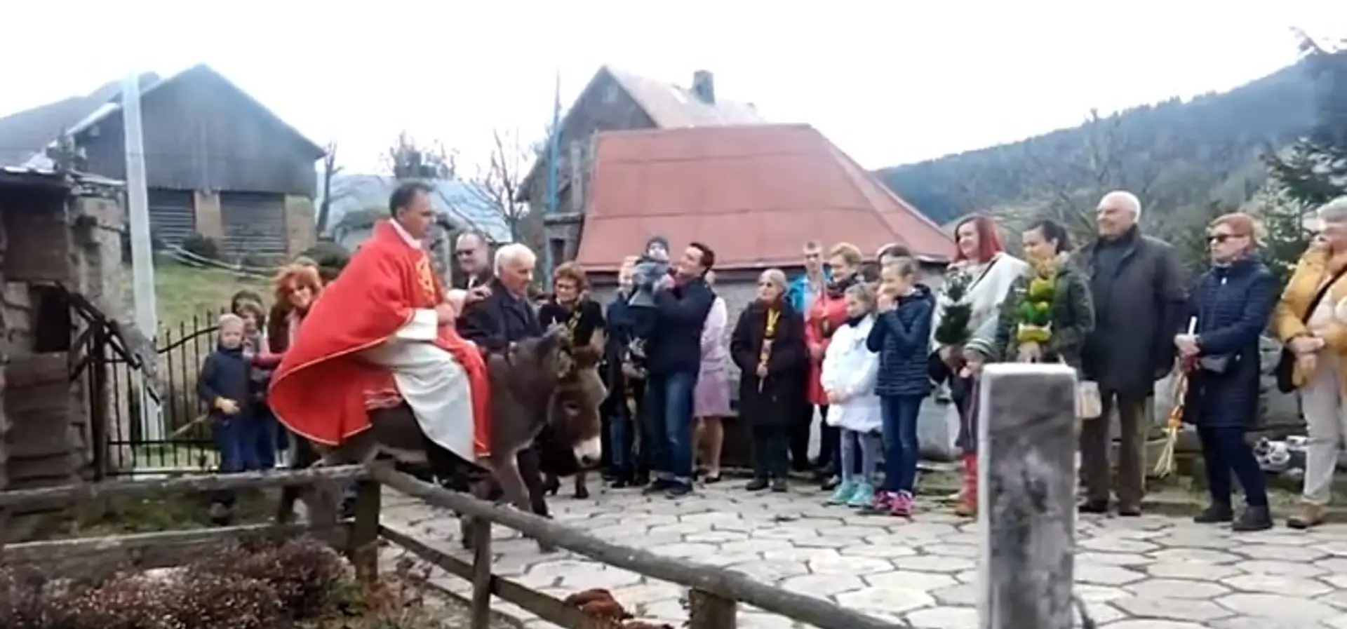 Kňaz Oliwa vchádza do kostola.