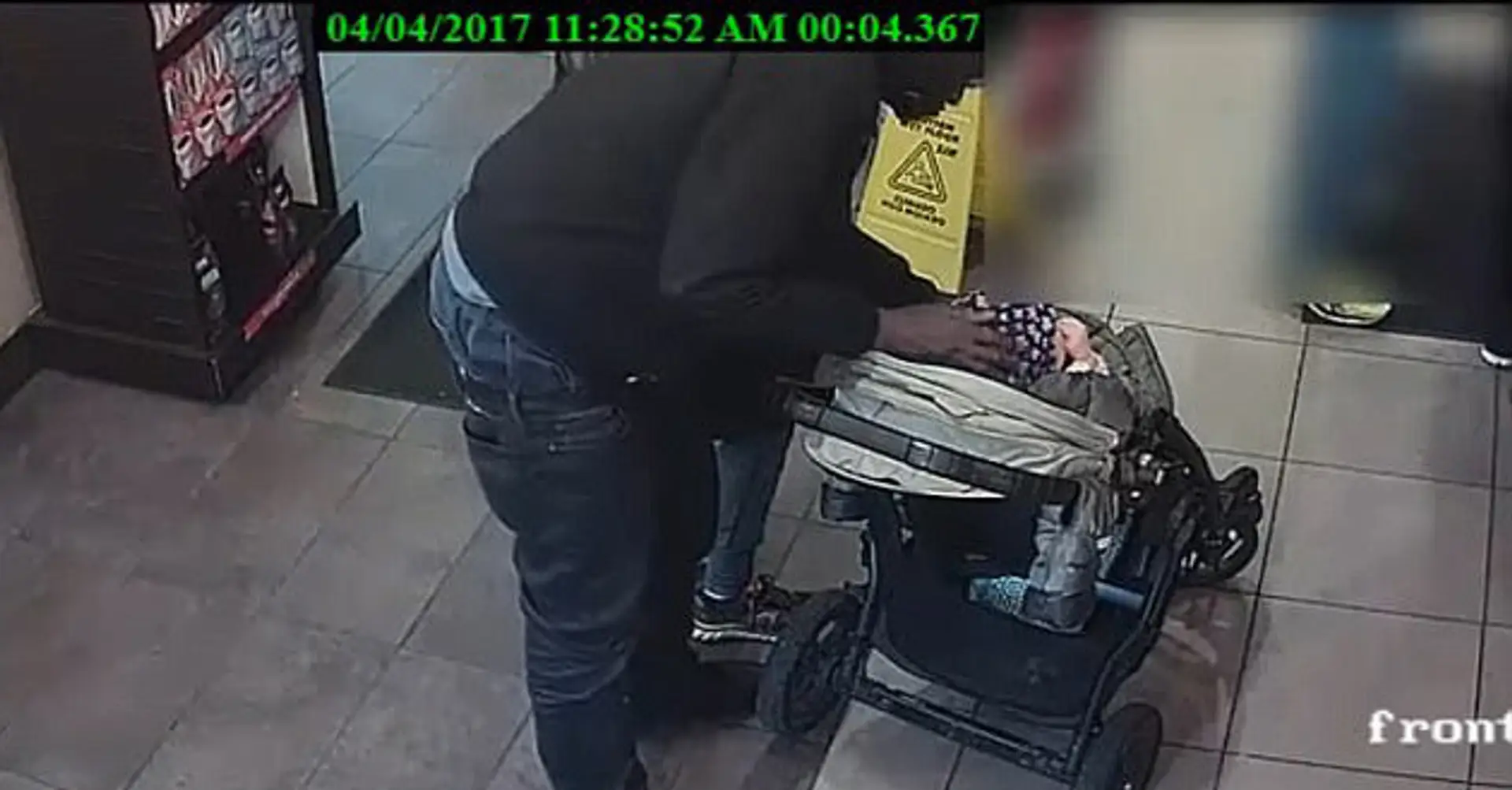 VIDEO: Muž chcel uniesť dieťa z kočíka len pár centimetrov od rodičov