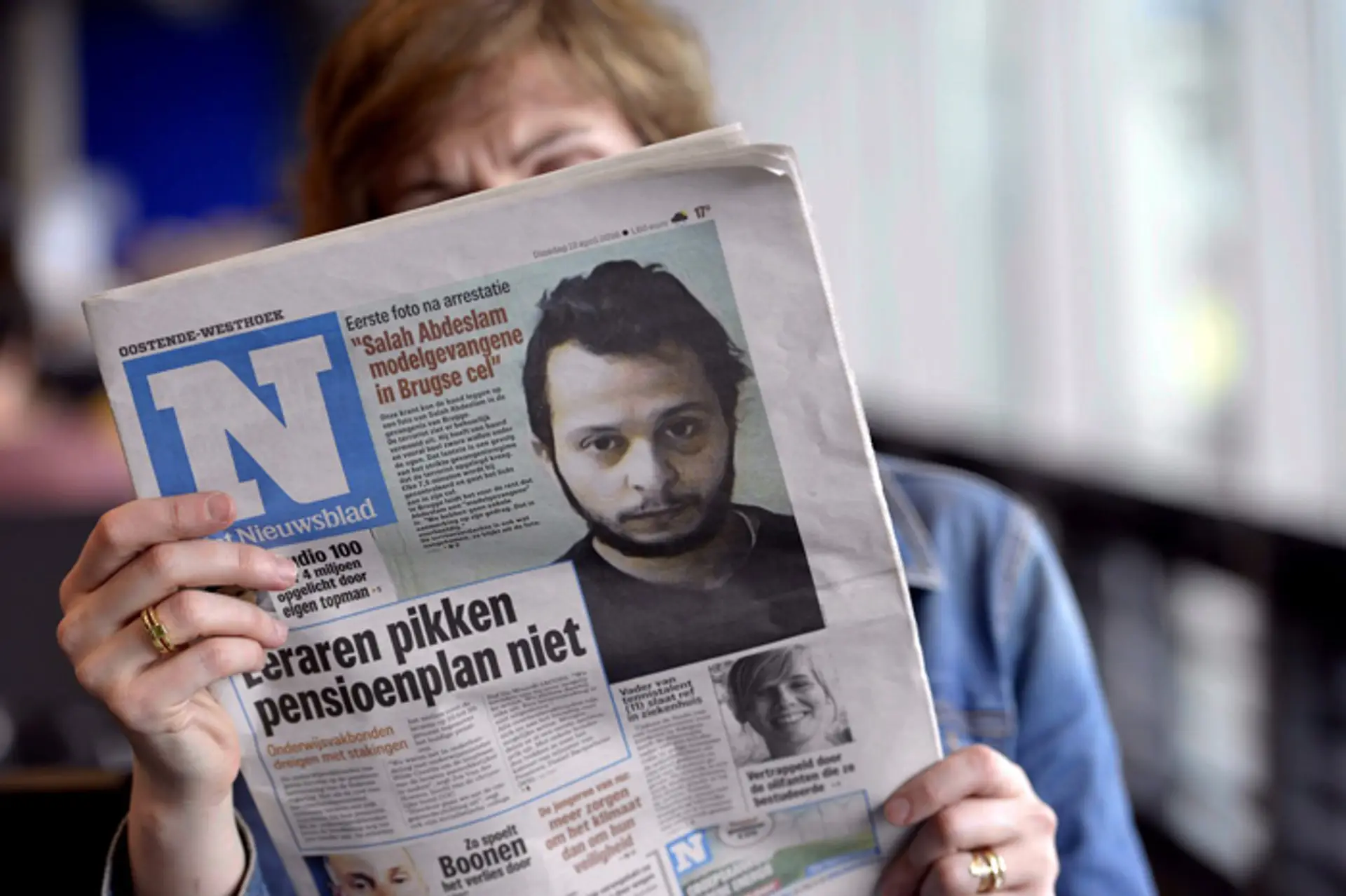 Fotografia Salaha Abdelsama z väzenia, ktorú získal a zverejnil flámsky denník Het Nieuwsblad.