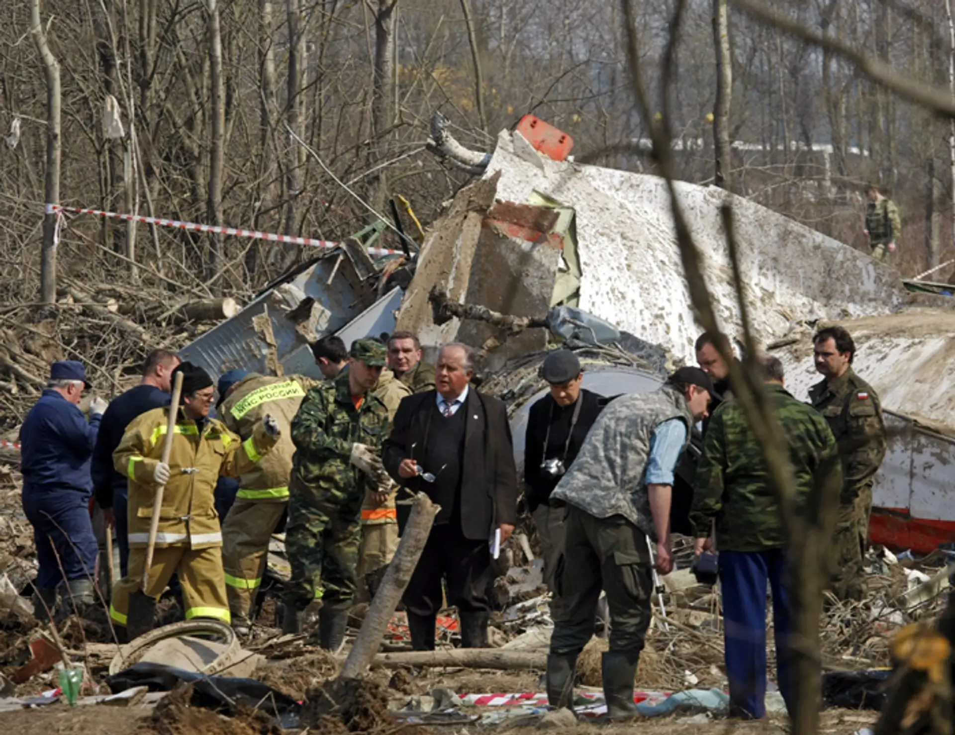 Ruskí a poľskí vyšetrovatelia na mieste dopadu trosiek lietadla na okraji letiska v Smolensku(13.apríla 2010).