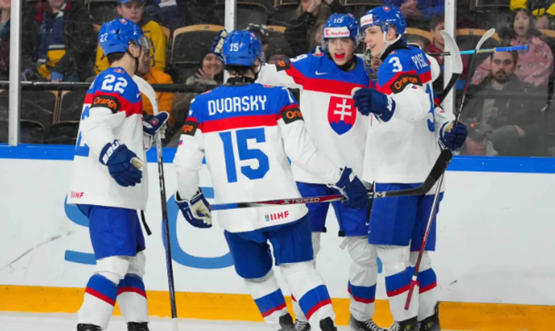 Slovenská radosť po góle proti Nórsku na MSJ 2024.