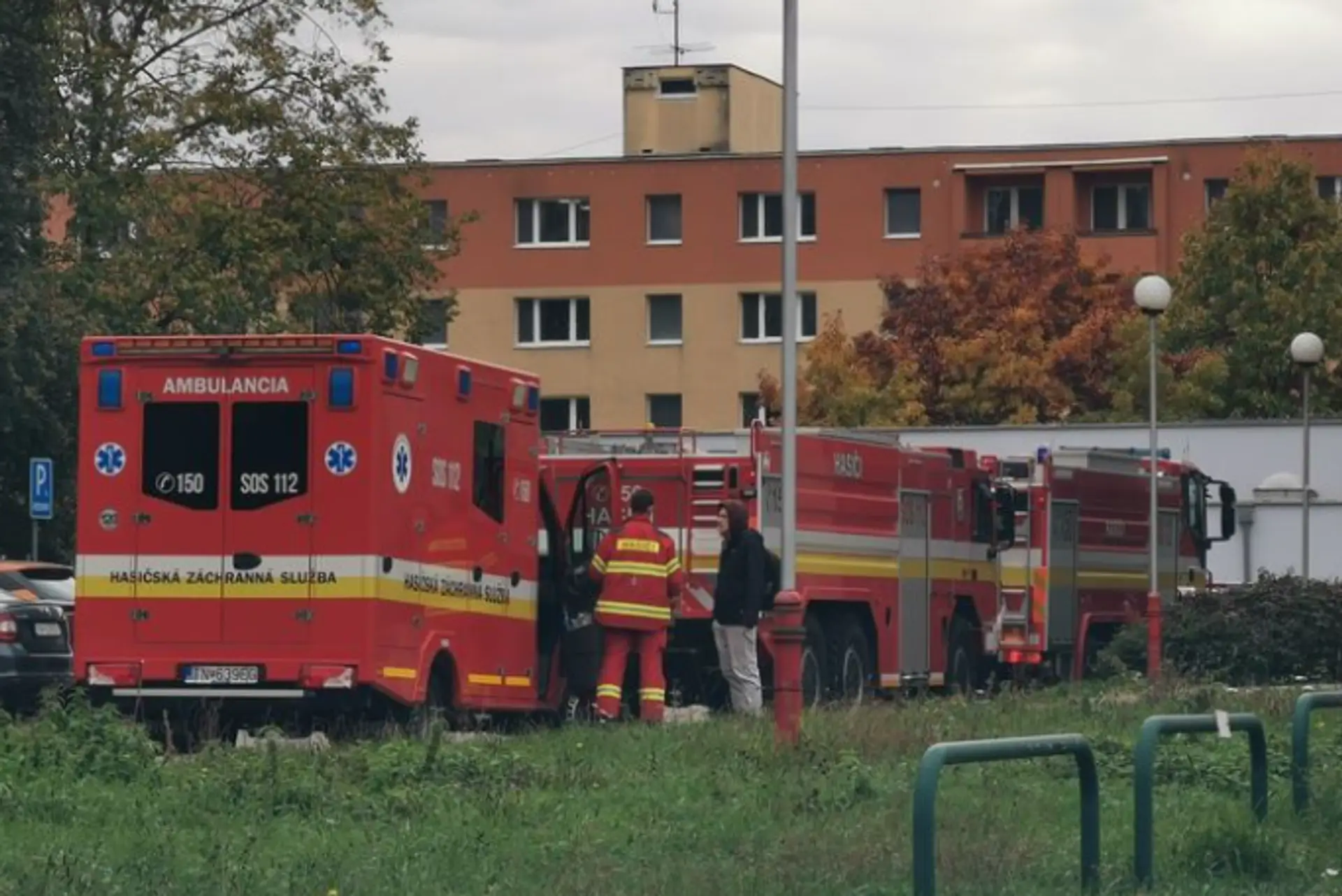 Na snímke hasičské autá pred poliklinikou v Dubnici nad Váhom.