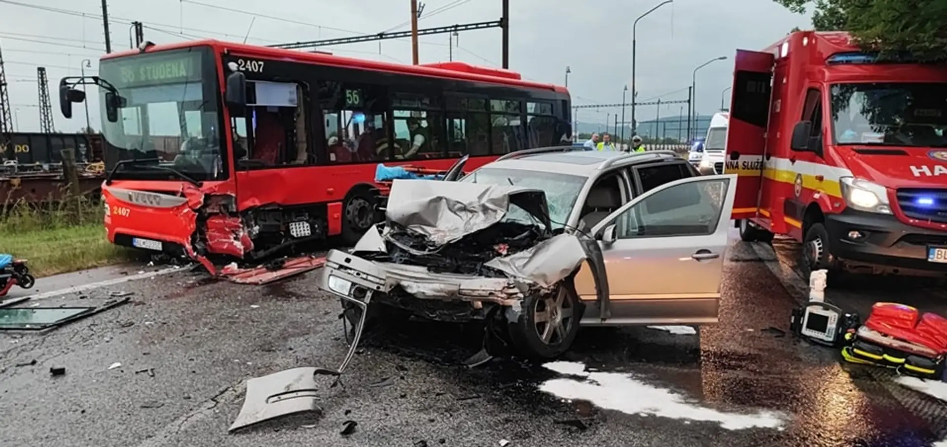 Zrážka autobusu MHD s autom.