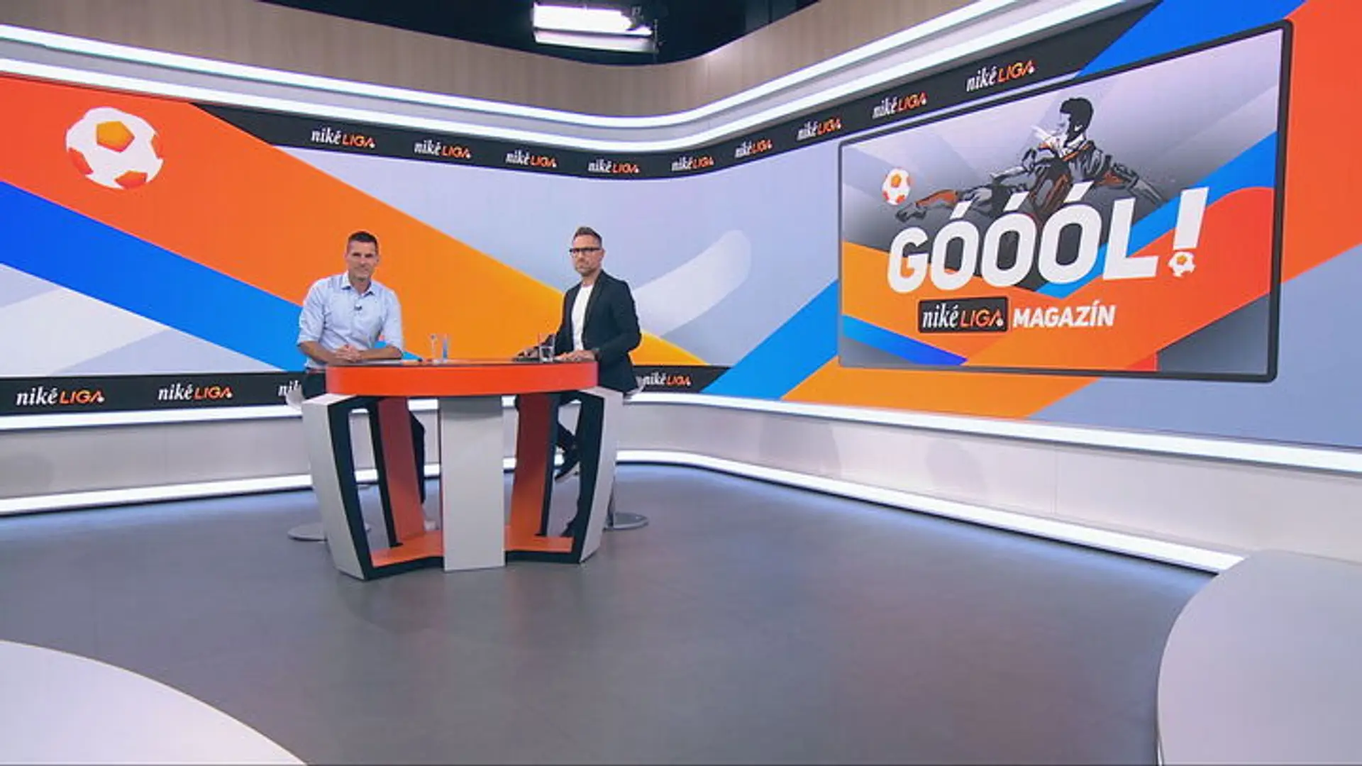 Moderátor Marián Tomčák a futbalový expert Stanislav Angelovič.