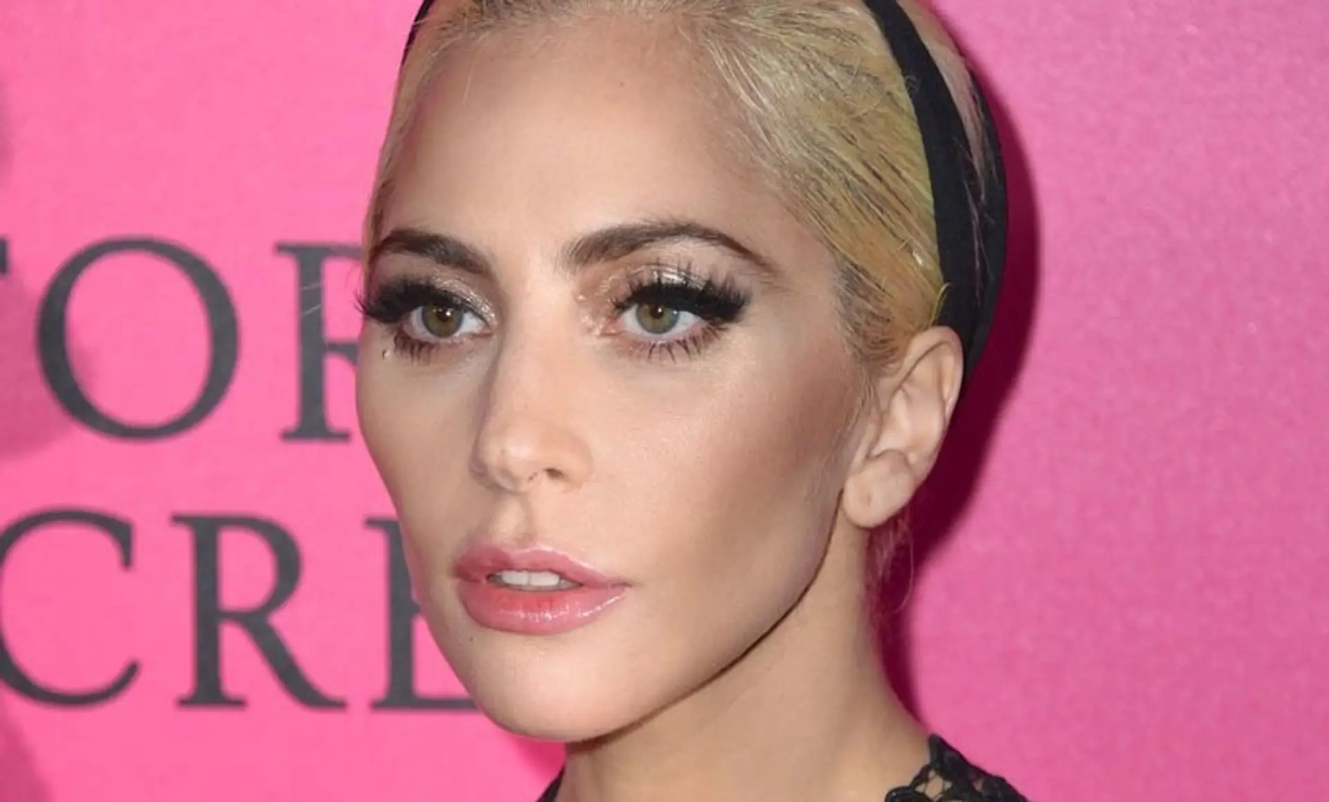 Lady Gaga bola pod šatami nahá. Také štíhle telo ešte nemala