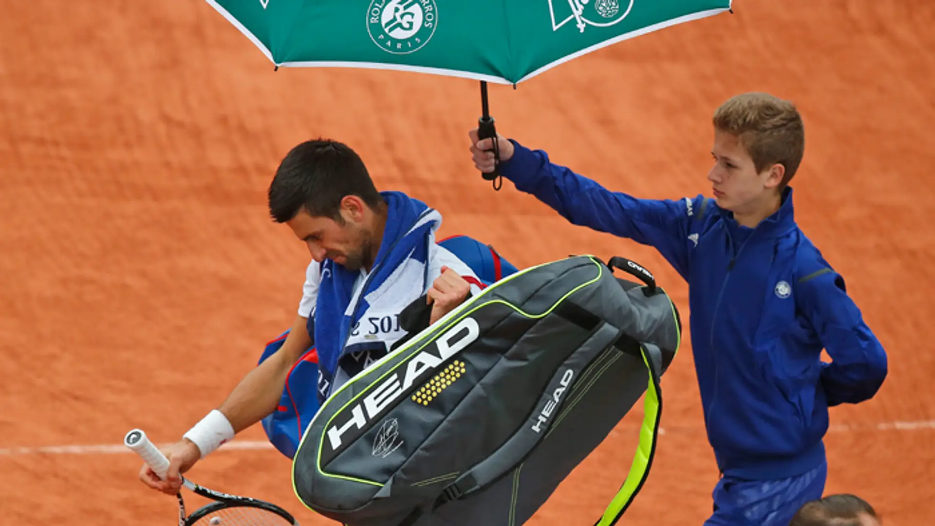 Svetová jednotka Novak Djokovič odchádza z kurtu po prerušení zápasu pre dážď.