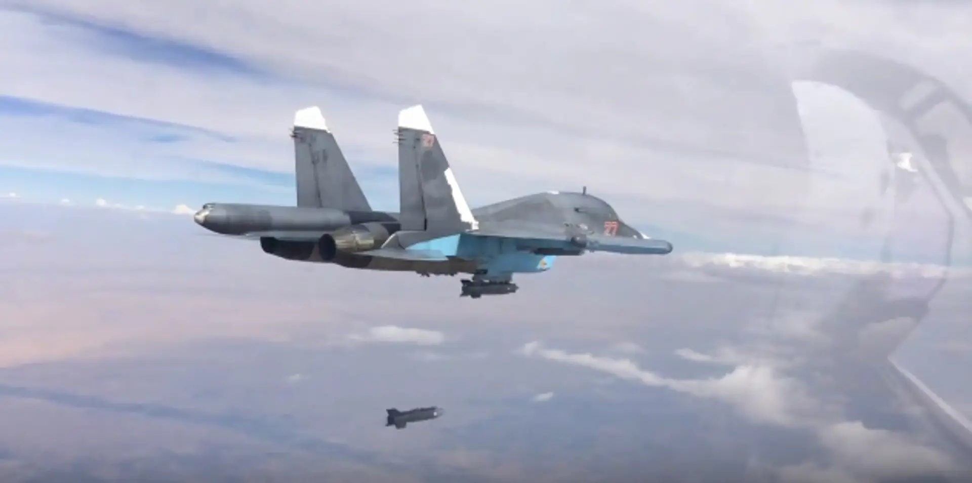 Su-34 zhadzuje bomby KAB-500