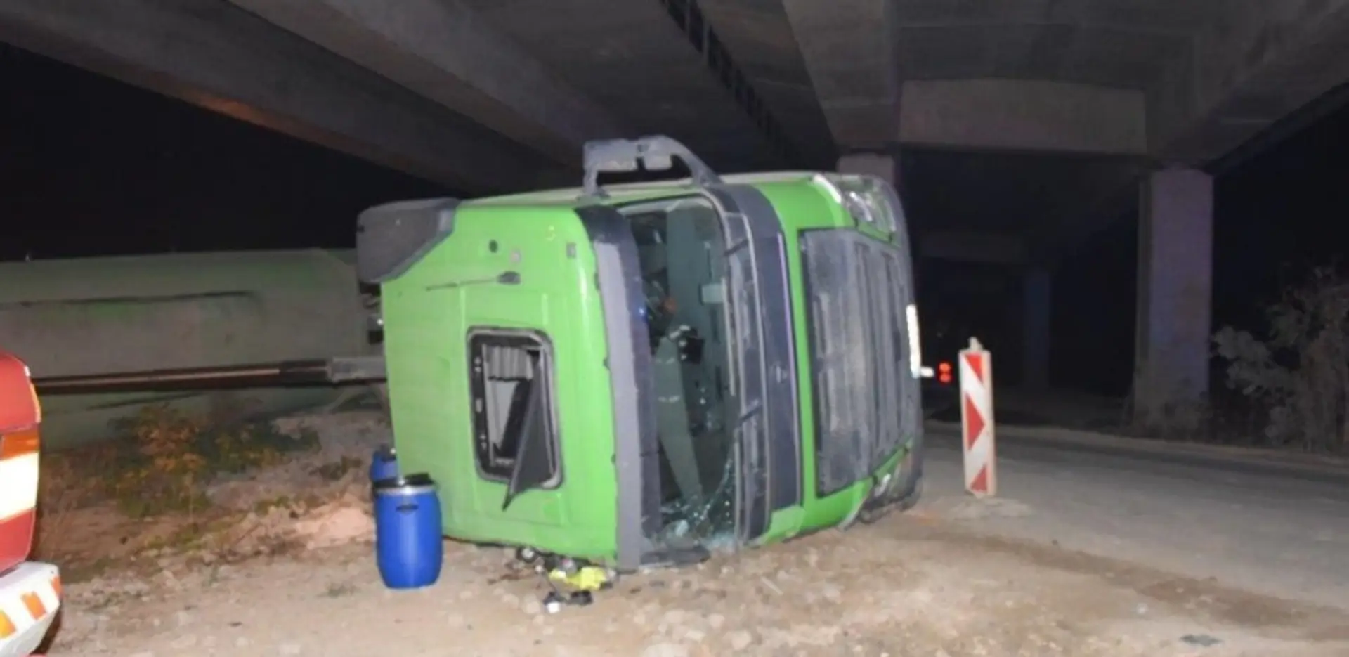 Prevrátené nákladné auto.