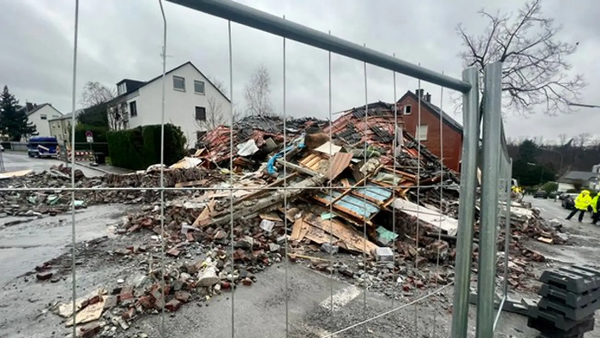 Po výbuchu sa zrútil bytový dom v západonemeckom meste Bochum.