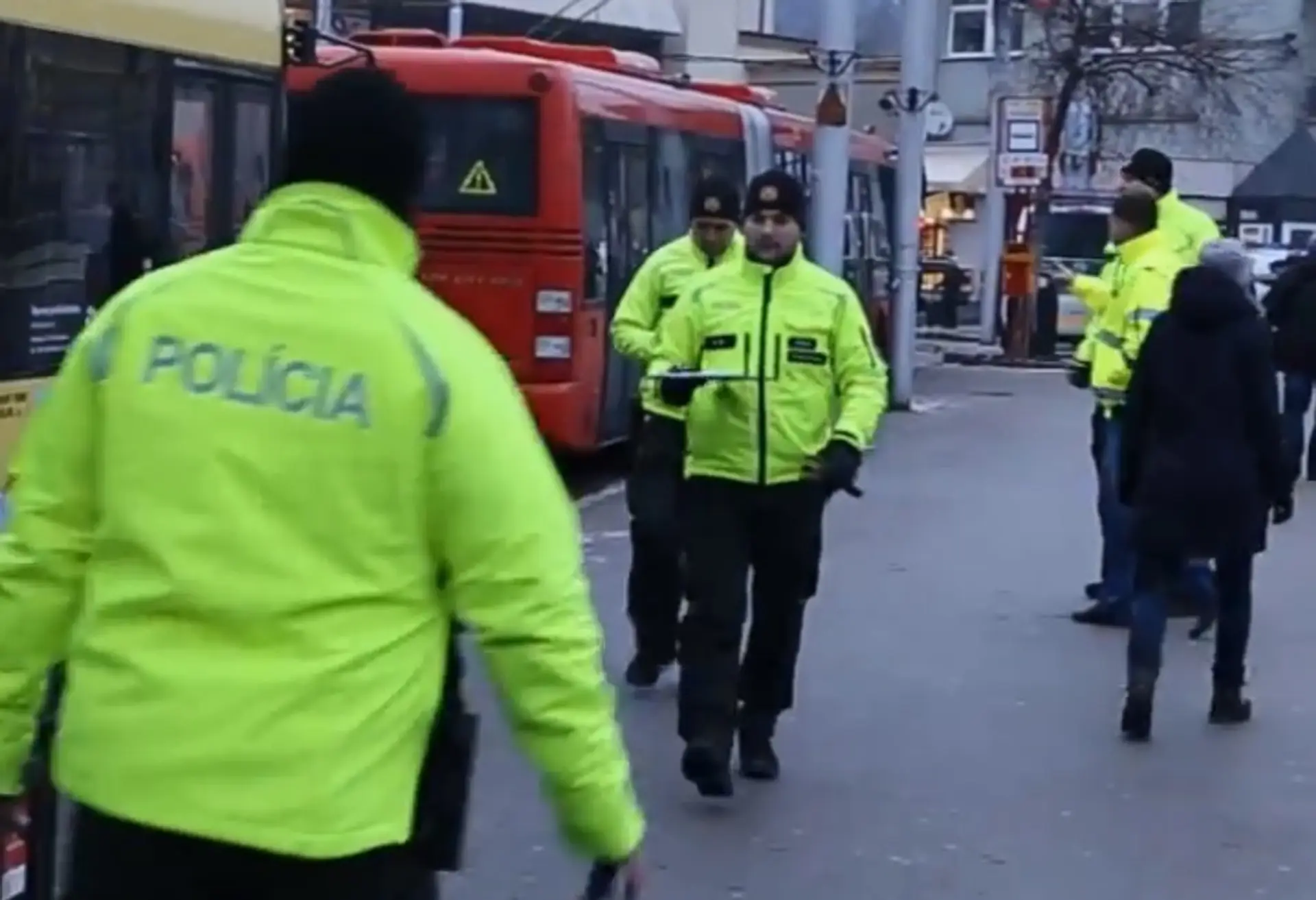 Policajti kontrolujú autobusy MHD.